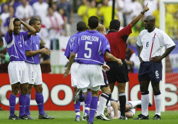 SHIZUOKA, JAPAN - JUNE 21: WM 2002 in JAPAN und KOREA, Shizuoka; Match 57/VIERTELFINALE/ENGLAND - BRASILIEN (ENG - BRA) 1:2; Foulspiel an Danny MILLS/ENG (am Boden) durch RONALDINHO/BRA (links) (Photo by Gunnar Berning/Bongarts/Getty Images)