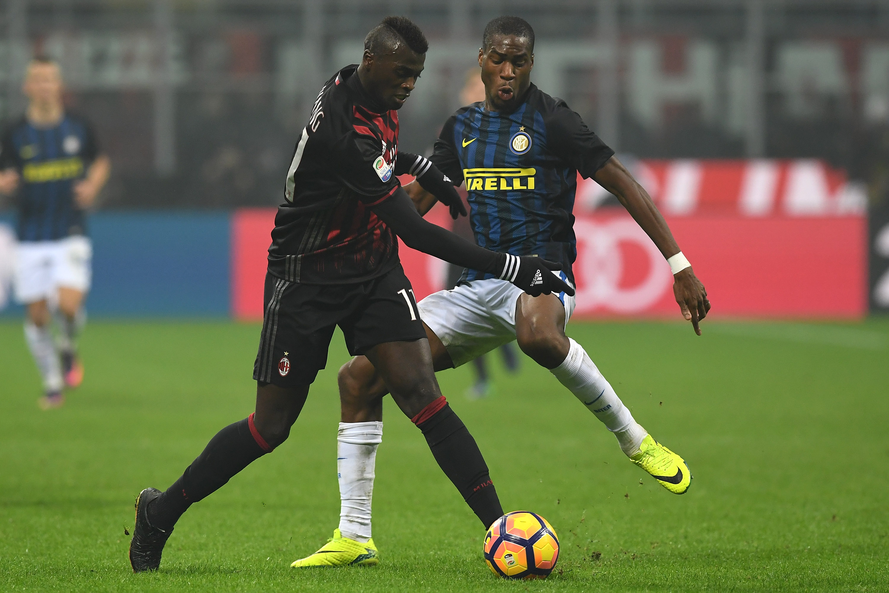 MILAN, ITALY - NOVEMBER 20: Mbaye Niang (L) of AC Milan is challenged by Geoffrey Kondogbia of FC Internazionale during the Serie A match between AC Milan and FC Internazionale at Stadio Giuseppe Meazza on November 20, 2016 in Milan, Italy. (Photo by Valerio Pennicino/Getty Images)