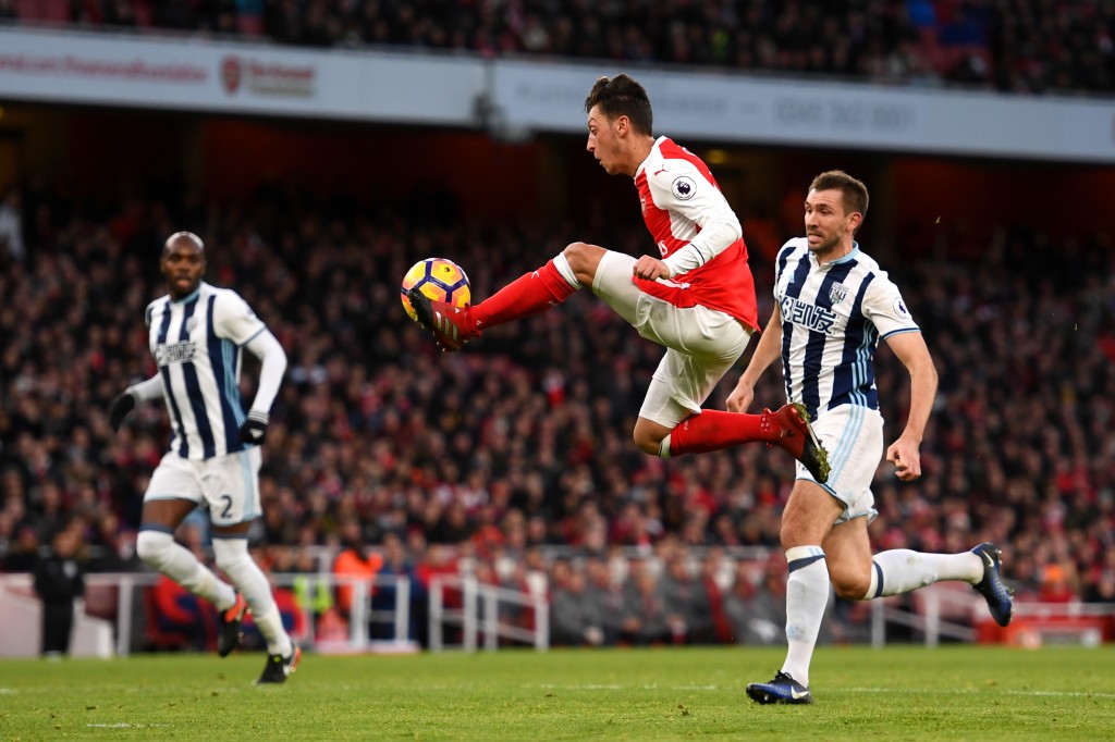 LONDON, ENGLAND - DECEMBER 26: Mesut Oezil of Arsenal controls the ball during the Premier League match between Arsenal and West Bromwich Albion at Emirates Stadium on December 26, 2016 in London, England. (Photo by Shaun Botterill/Getty Images)