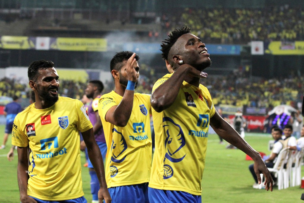 Kervens Belfort of Kerala Blasters FC along with his teammates celebrates a goal during the Semi-final 1st Leg match of the Indian Super League (ISL) season 3 between Kerala Blasters FC and Delhi Dynamos FC held at the Jawaharlal Nehru Stadium in Kochi, India on the 11th December 2016. Photo by Vipin Pawar / ISL / SPORTZPICS