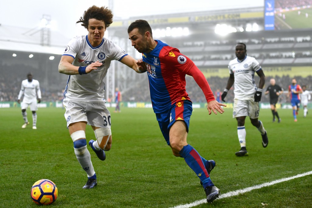 LONDON, ENGLAND - DECEMBER 17: David Luiz of Chelsea (L) and James McArthur of Crystal Palace (R) battle for possession during the Premier League match between Crystal Palace and Chelsea at Selhurst Park on December 17, 2016 in London, England. (Photo by Dan Mullan/Getty Images)