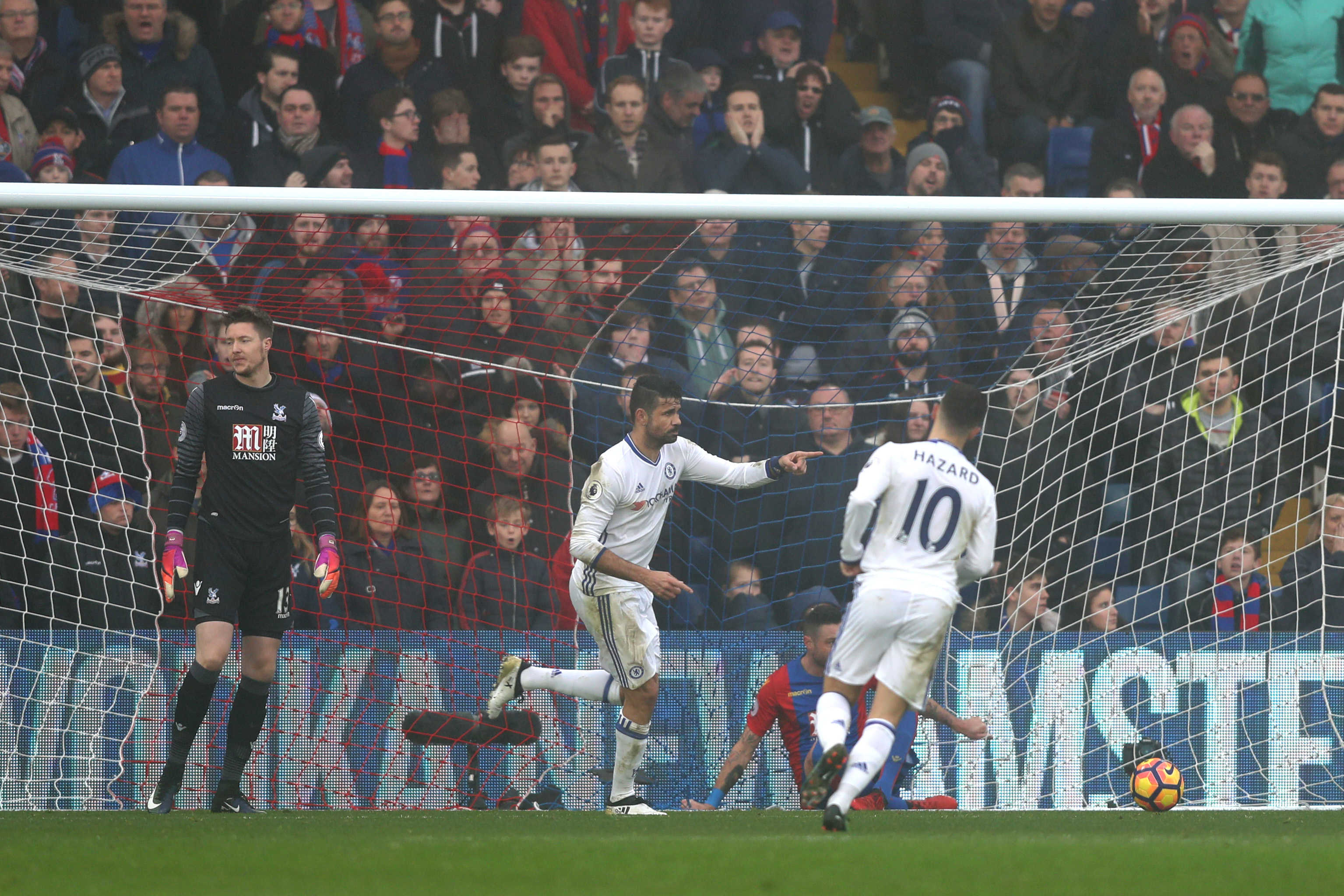 LONDON, ENGLAND - DECEMBER 17: Diego Costa of Chelsea (C) celebrates scoring his sides first goal during the Premier League match between Crystal Palace and Chelsea at Selhurst Park on December 17, 2016 in London, England. (Photo by Clive Rose/Getty Images)