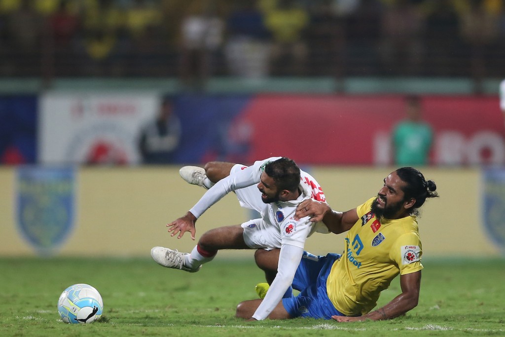 Kean Francis Lewis of Delhi Dynamos FC is found by Sandesh Jhingan of Kerala Blasters FC during the Semi-final 1st Leg match of the Indian Super League (ISL) season 3 between Kerala Blasters FC and Delhi Dynamos FC held at the Jawaharlal Nehru Stadium in Kochi, India on the 11th December 2016. Photo by Shaun Roy / ISL / SPORTZPICS
