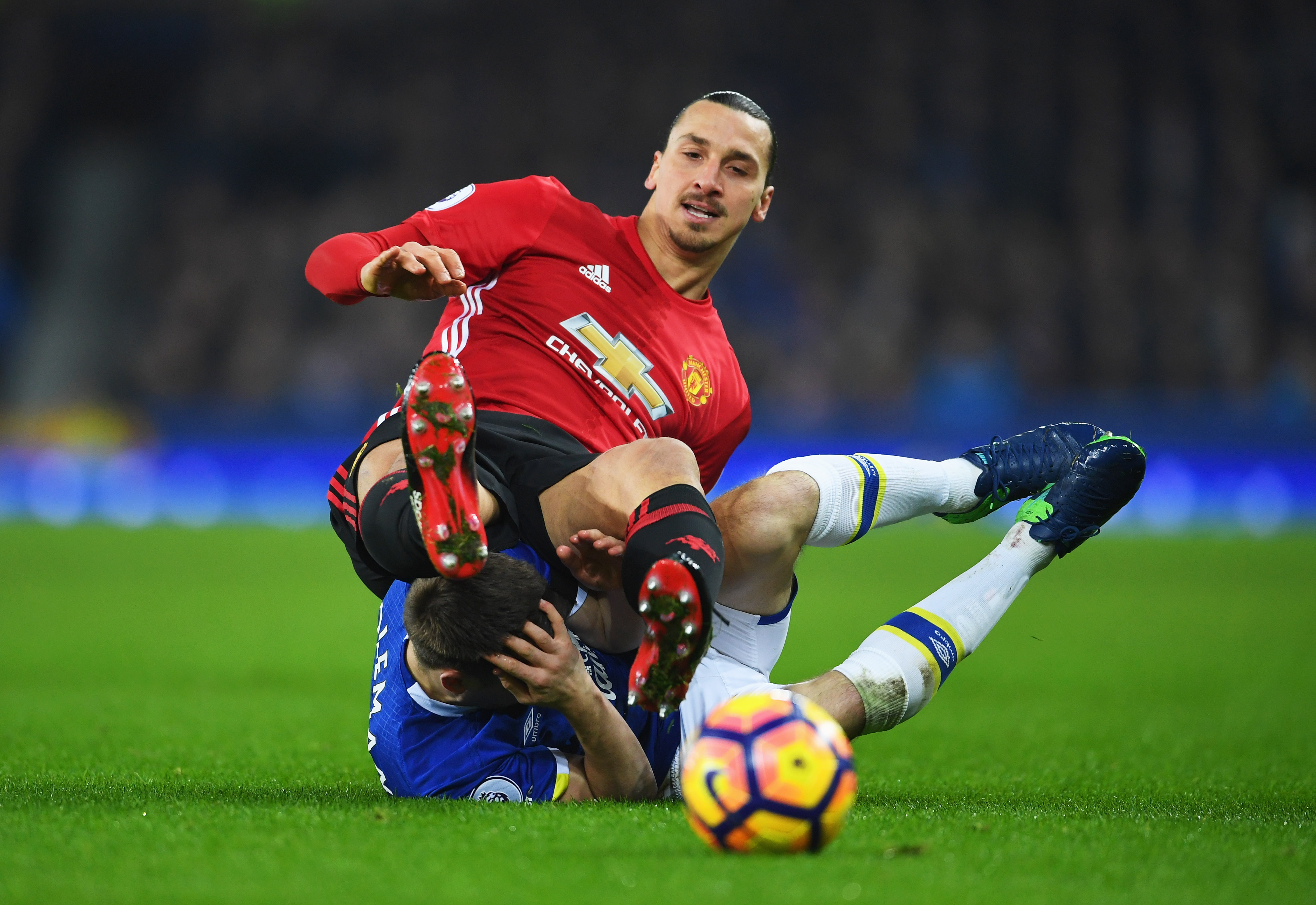 LIVERPOOL, ENGLAND - DECEMBER 04: Zlatan Ibrahimovic of Manchester United tangles with Seamus Coleman of Everton as they battle for the ball during the Premier League match between Everton and Manchester United at Goodison Park on December 4, 2016 in Liverpool, England. (Photo by Laurence Griffiths/Getty Images)