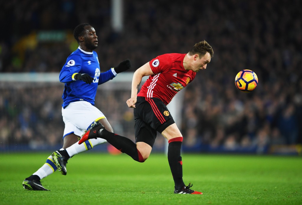 LIVERPOOL, ENGLAND - DECEMBER 04: Phil Jones of Manchester United beats Romelu Lukaku of Everton to the ball during the Premier League match between Everton and Manchester United at Goodison Park on December 4, 2016 in Liverpool, England. (Photo by Laurence Griffiths/Getty Images)