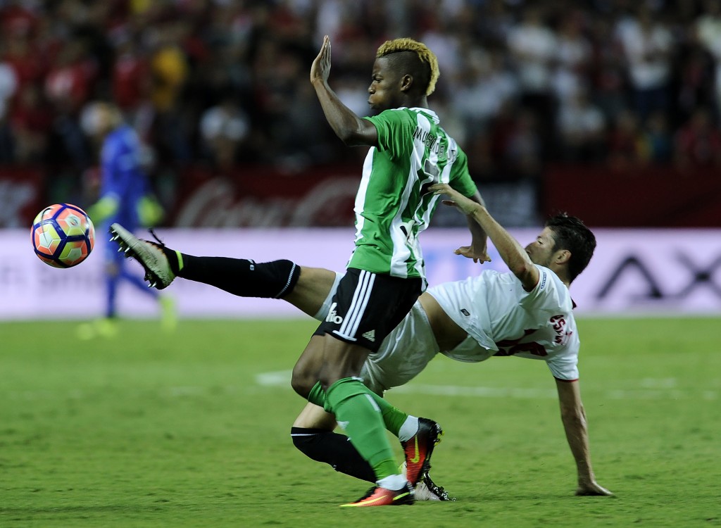 Sevilla's defender Sergio Escudero (R) vies with Betis' Belgian midfielder Charly Musonda during the Spanish league football match Sevilla FC vs Real Betis at the Ramon Sanchez Pizjuan stadium in Sevilla on September 20, 2016. / AFP / CRISTINA QUICLER (Photo credit should read CRISTINA QUICLER/AFP/Getty Images)