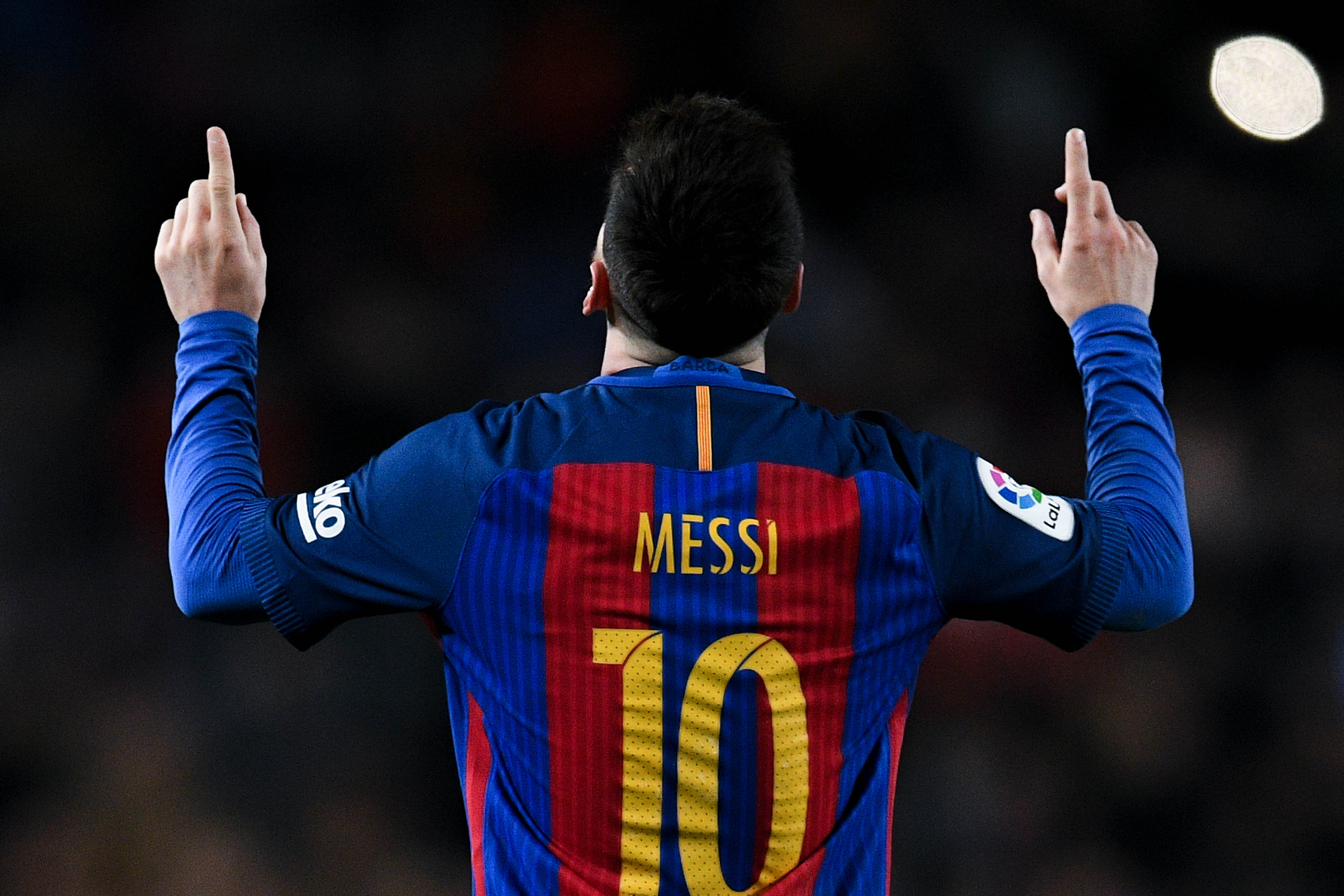 BARCELONA, SPAIN - DECEMBER 18: Lionel Messi of FC Barcelona celebrates after scoring his team's fourth goal during the La Liga match between FC Barcelona and RCD Espanyol at the Camp Nou stadium on December 18, 2016 in Barcelona, Spain. (Photo by David Ramos/Getty Images)