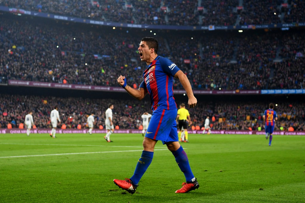 BARCELONA, SPAIN - DECEMBER 03: Luis Suarez of Barcelona celebrates scoring the opening goal during the La Liga match between FC Barcelona and Real Madrid CF at Camp Nou on December 3, 2016 in Barcelona, Spain. (Photo by David Ramos/Getty Images)