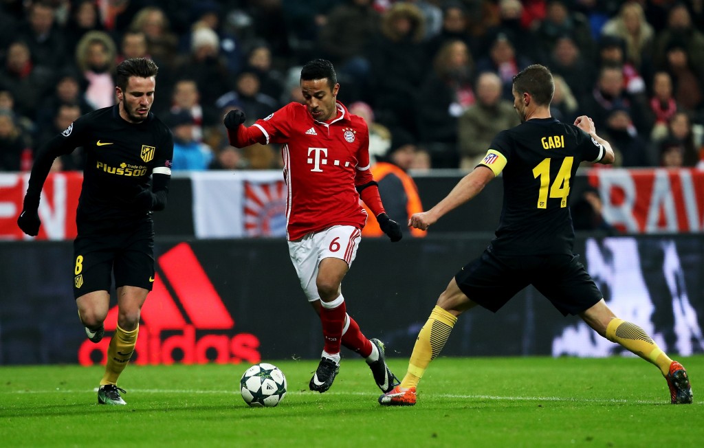 MUNICH, GERMANY - DECEMBER 06: Thiago (R) of Bayern and Saul Niguez of Atletico Madrid battle for the ball during the UEFA Champions League match between FC Bayern Muenchen and Club Atletico de Madrid at Allianz Arena on December 6, 2016 in Munich, Bavaria, Germany. (Photo by Maja Hitij/Bongarts/Getty Images)