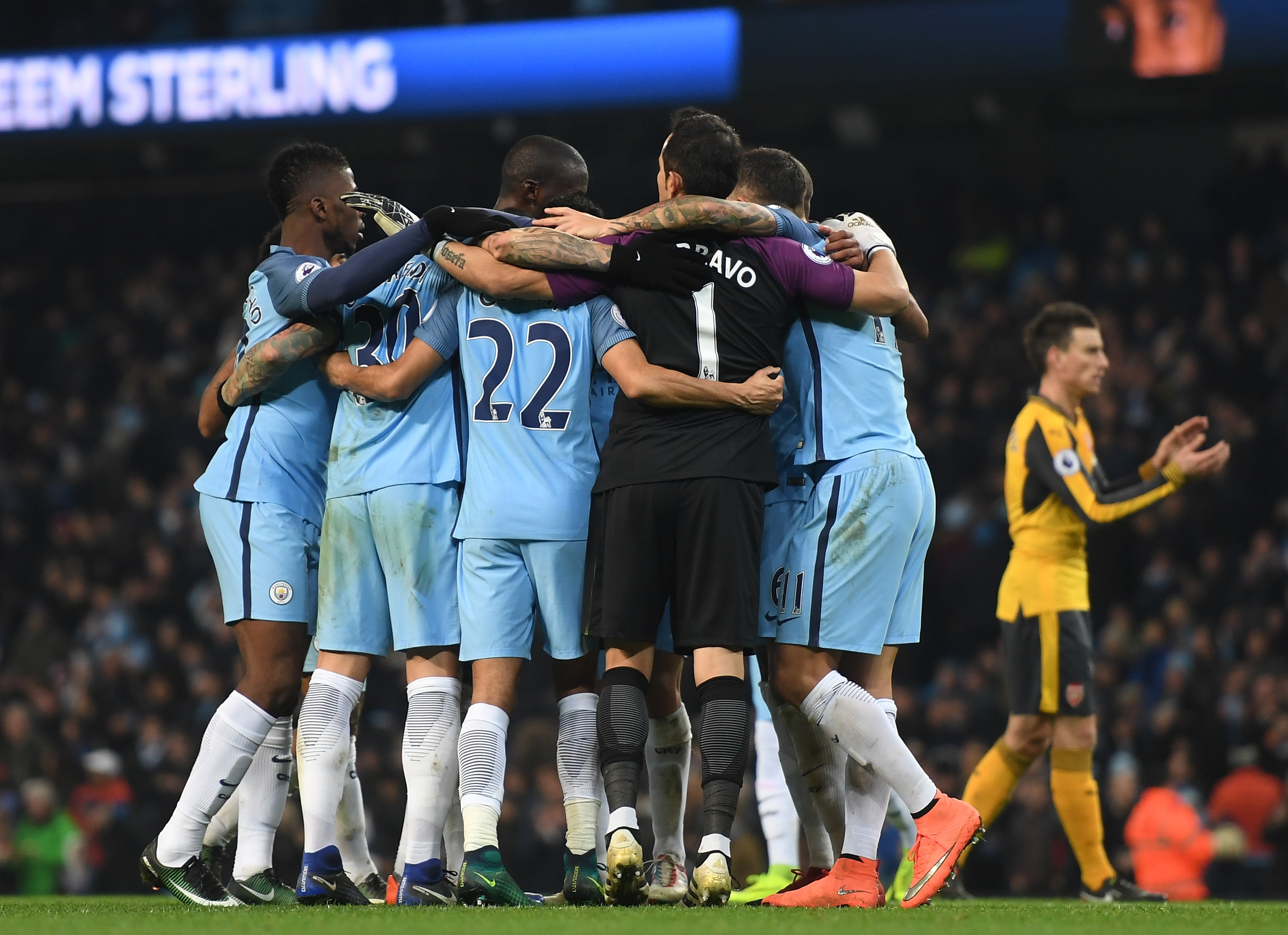 MANCHESTER, ENGLAND - DECEMBER 18: The Manchester City team celebrate after the final whistle during the Premier League match between Manchester City and Arsenal at the Etihad Stadium on December 18, 2016 in Manchester, England. (Photo by Michael Regan/Getty Images)