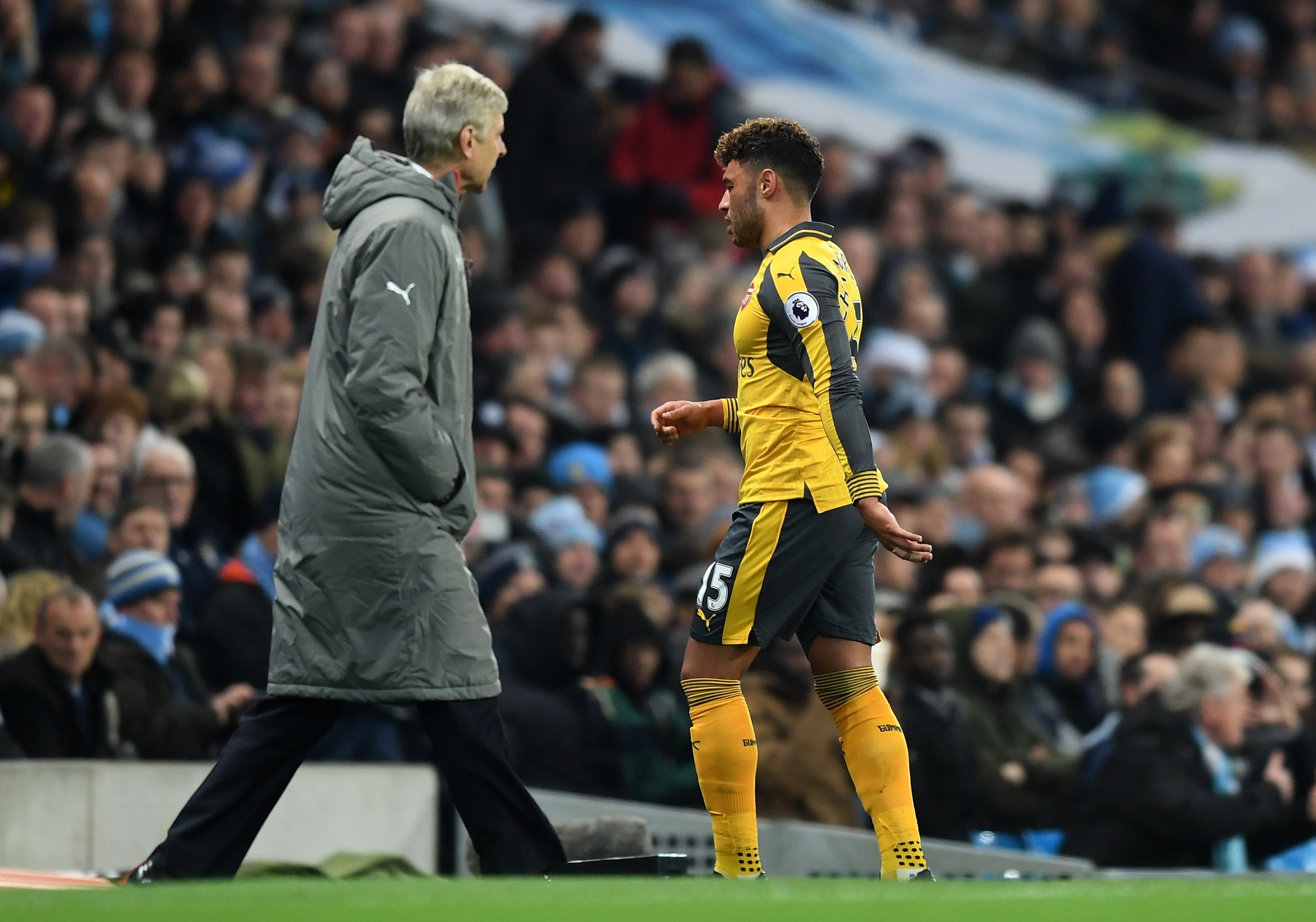 MANCHESTER, ENGLAND - DECEMBER 18: Alex Oxlade-Chamberlain of Arsenal (R) walks past Arsene Wenger, Manager of Arsenal (L) after he is subbed during the Premier League match between Manchester City and Arsenal at the Etihad Stadium on December 18, 2016 in Manchester, England. (Photo by Michael Regan/Getty Images)