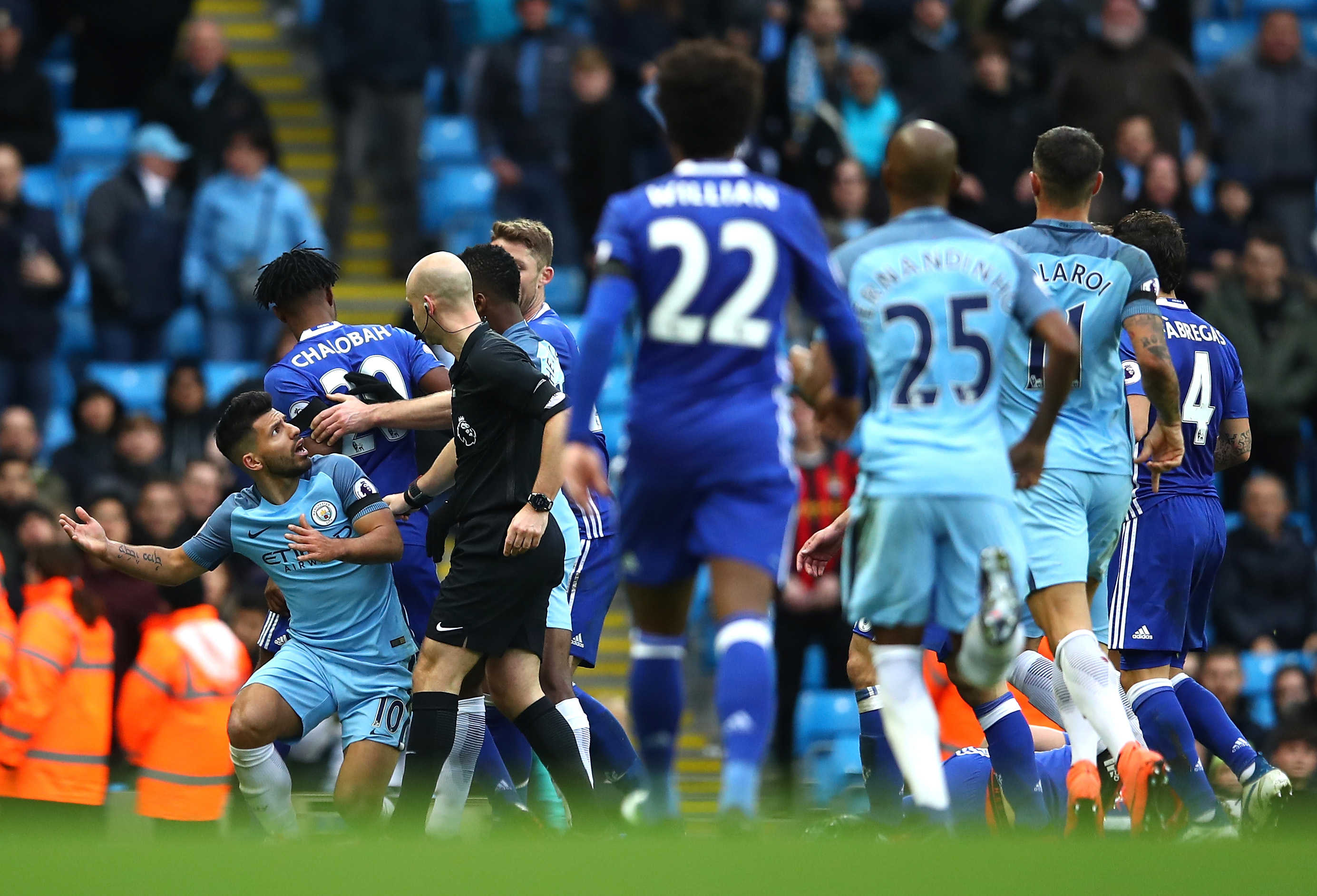 MANCHESTER, ENGLAND - DECEMBER 03: Players square off after David Luiz of Chelsea is fouled by Sergio Aguero of Manchester City during the Premier League match between Manchester City and Chelsea at Etihad Stadium on December 3, 2016 in Manchester, England. (Photo by Clive Brunskill/Getty Images)