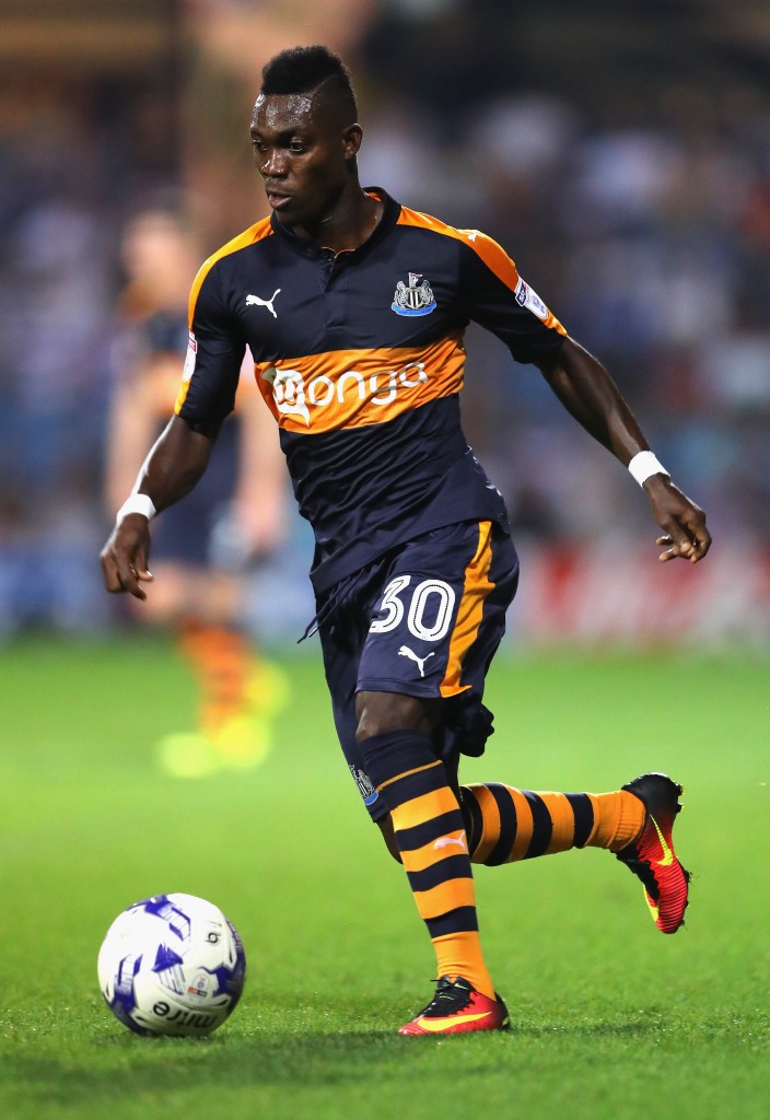 LONDON, ENGLAND - SEPTEMBER 13: Christian Atsu of Newcastl United in action during the Sky Bet Championship match between Queens Park Rangers and Newcastle United at Loftus Road on September 13, 2016 in London, England. (Photo by Warren Little/Getty Images)