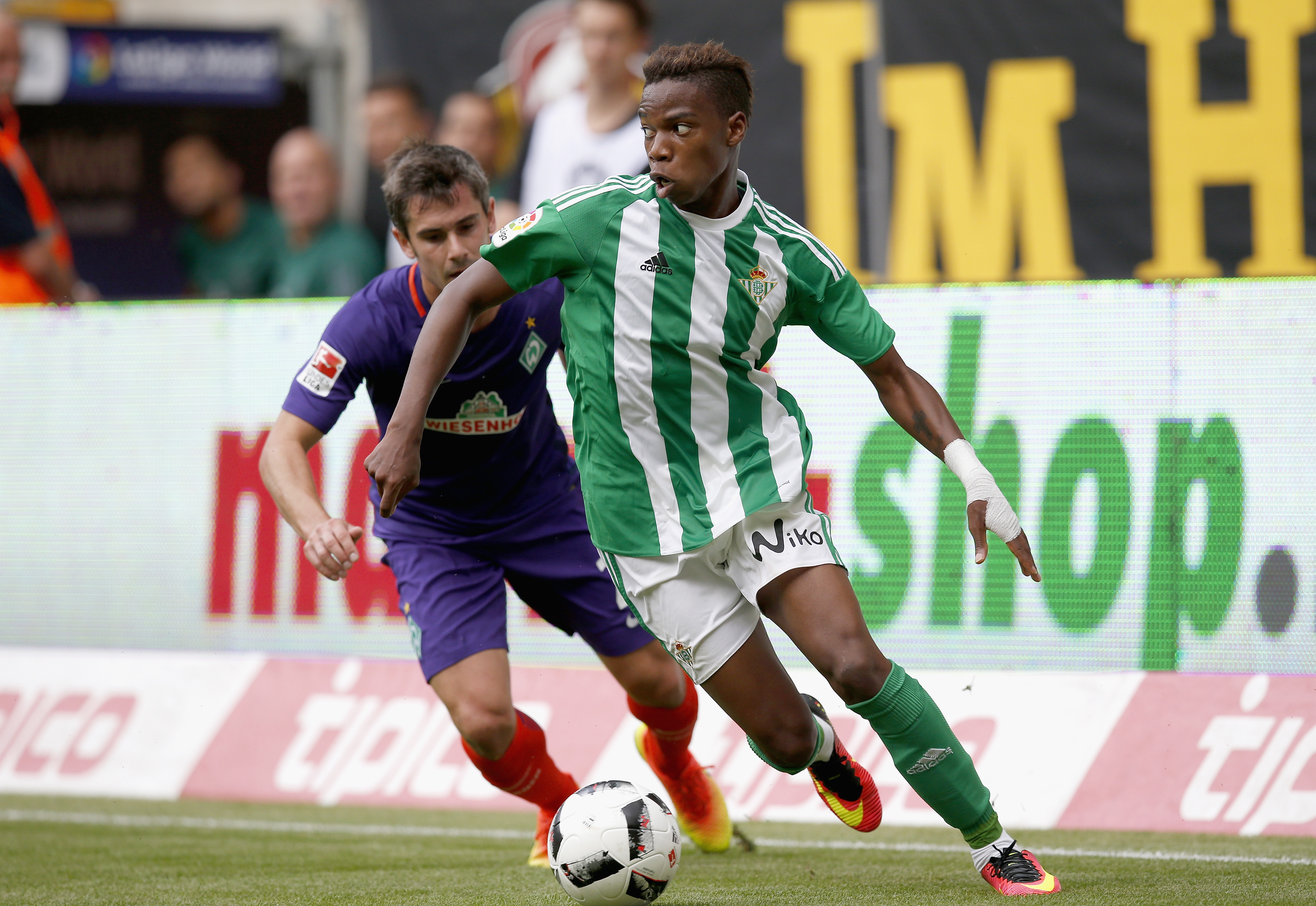 DRESDEN, GERMANY - JULY 29:  Fin Bartels (L) of Werder Bremen challenges Charly Musonda (R) of Real Betis during the Bundeswehr Karriere Cup Dresden 2016 match between Werder Bremen and Real Betis at DDV-Stadion on July 29, 2016 in Dresden, Germany.  (Photo by Boris Streubel/Bongarts/Getty Images)