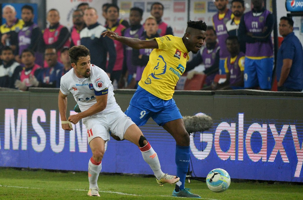 Delhi Dynamos FC forward Marcelo Leite Pereira (L) vies for the ball with Kerala Blasters FC forward Kervens Belfort during the second leg of the second semi-final of  Indian Super League (ISL) football match between Delhi Dynamos FC and Kerala Blasters FC at The Jawahar Lal Nehru Stadium in New Delhi on December 14, 2016.  ----IMAGE RESTRICTED TO EDITORIAL USE - STRICTLY NO COMMERCIAL USE----- / AFP / SAJJAD HUSSAIN        (Photo credit should read SAJJAD HUSSAIN/AFP/Getty Images)