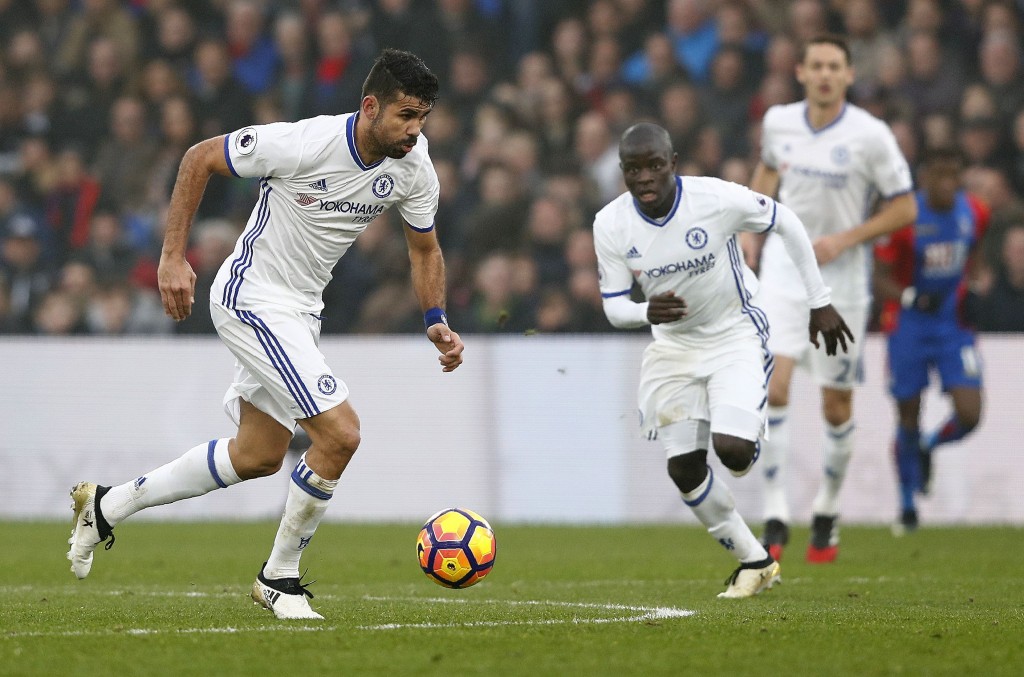Chelsea's French midfielder N'Golo Kante (C) watches as Chelsea's Brazilian-born Spanish striker Diego Costa (L) runs with the ball during the English Premier League football match between Crystal Palace and Chelsea at Selhurst Park in south London on December 17, 2016. / AFP / Adrian DENNIS / RESTRICTED TO EDITORIAL USE. No use with unauthorized audio, video, data, fixture lists, club/league logos or 'live' services. Online in-match use limited to 75 images, no video emulation. No use in betting, games or single club/league/player publications.  /         (Photo credit should read ADRIAN DENNIS/AFP/Getty Images)