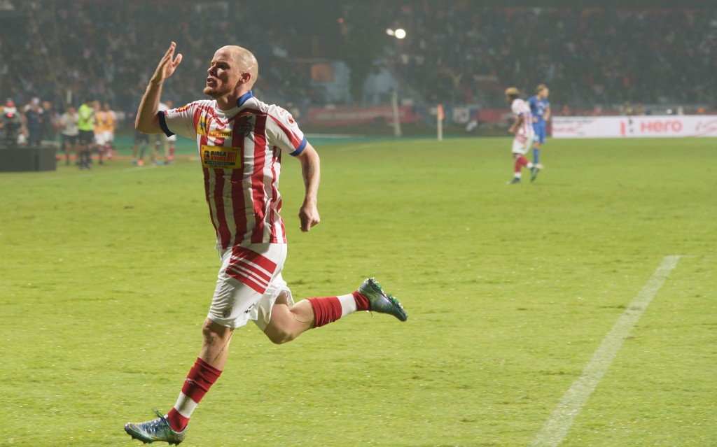 Atletico de Kolkata forward Iain Edward Hume celebrates after scoring a goal during the Indian Super League (ISL) football semi-final match between Atletico de Kolkata and Mumbai City FC at the Rabindra Sarobar Stadium in Kolkata on December 10, 2016. / AFP / Dibyangshu SARKAR        (Photo credit should read DIBYANGSHU SARKAR/AFP/Getty Images)