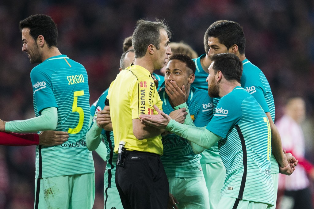 BILBAO, SPAIN - JANUARY 05: Neymar and Lionel Messi of FC Barcelona argues with referee Feranandez Borbalan during the Copa del Rey Round of 16 first leg match between Athletic Club and FC Barcelona at San Mames Stadium on January 5, 2017 in Bilbao, Spain. (Photo by Juan Manuel Serrano Arce/Getty Images)