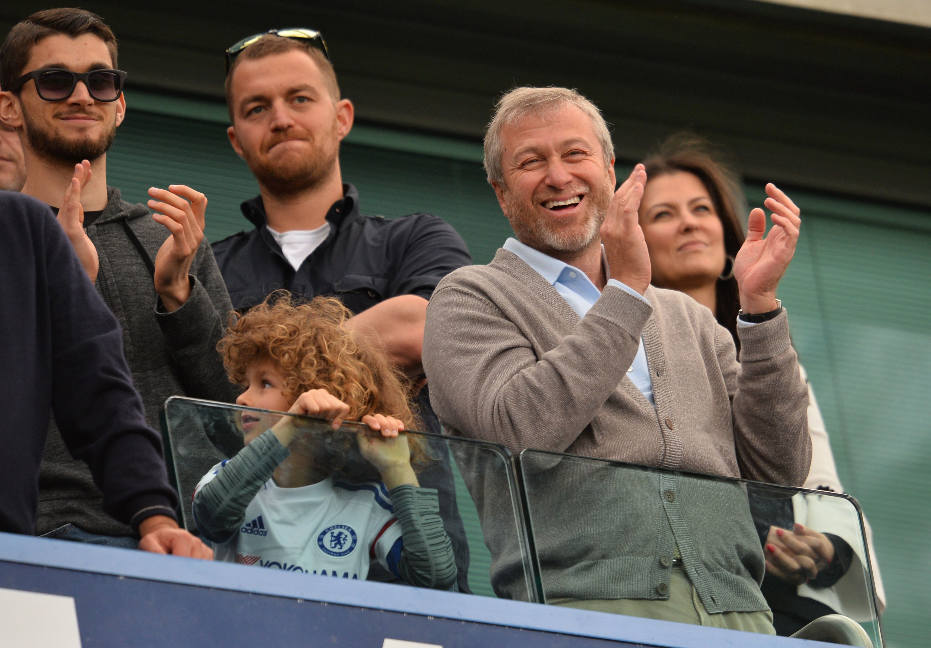 Chelsea's Russian owner Roman Abramovich (2R) smiles and applauds after the English Premier League football match between Chelsea and Leicester City at Stamford Bridge in London on May 15, 2016. / AFP / GLYN KIRK / RESTRICTED TO EDITORIAL USE. No use with unauthorized audio, video, data, fixture lists, club/league logos or 'live' services. Online in-match use limited to 75 images, no video emulation. No use in betting, games or single club/league/player publications. / (Photo credit should read GLYN KIRK/AFP/Getty Images)