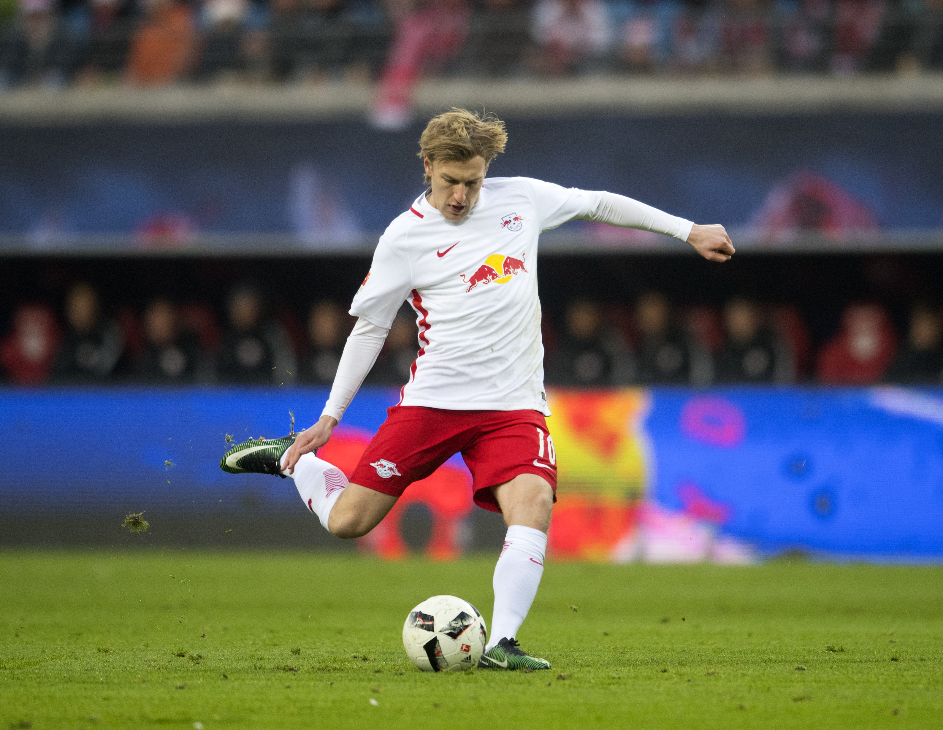 Leipzig´s Swedish forward Emil Forsberg plays during the German first division Bundesliga football match between RB Leipzig and Hertha BSC Berlin in Leipzig, eastern Germany on December 17, 2016. / AFP / Robert MICHAEL / RESTRICTIONS: DURING MATCH TIME: DFL RULES TO LIMIT THE ONLINE USAGE TO 15 PICTURES PER MATCH AND FORBID IMAGE SEQUENCES TO SIMULATE VIDEO. == RESTRICTED TO EDITORIAL USE == FOR FURTHER QUERIES PLEASE CONTACT DFL DIRECTLY AT + 49 69 650050
(Photo credit should read ROBERT MICHAEL/AFP/Getty Images)