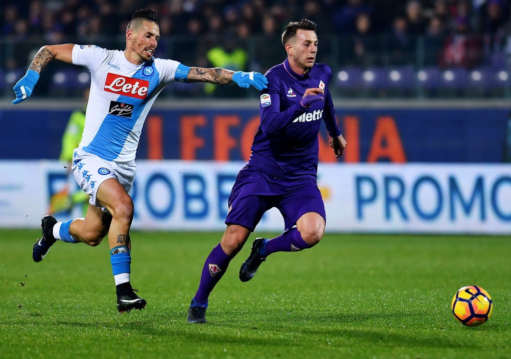 Napoli's Slovakian midfielder Marek Hamsik (L) vies for the ball with Fiorentina's Italian forward Federico Bernardeschi during the Italian Serie A football match between Fiorentina and Napoli on December 22, 201,6 at Artemio Franchi stadium in Florence. / AFP / ALBERTO PIZZOLI (Photo credit should read ALBERTO PIZZOLI/AFP/Getty Images)