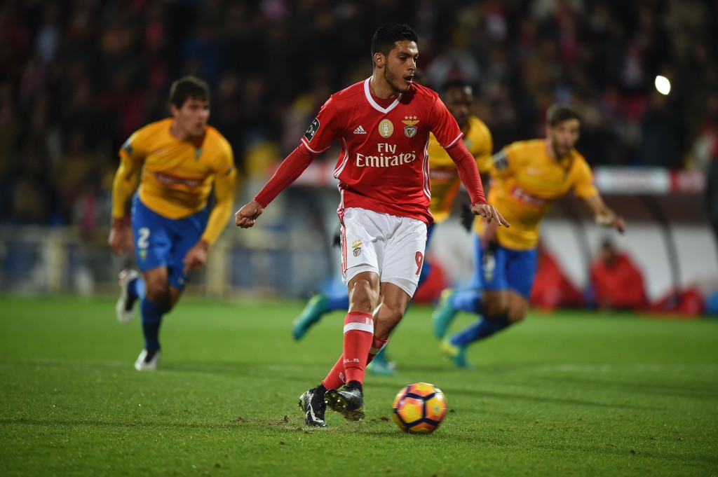 Benfica's Mexican forward Raul Jimenez shoots a penalty kick to score a goal during the Portuguese league football match GD Estoril Praia vs SL Benfica at the Antonio Coimbra da Mota stadium in Estoril on December 17, 2016. / AFP / PATRICIA DE MELO MOREIRA (Photo credit should read PATRICIA DE MELO MOREIRA/AFP/Getty Images)
