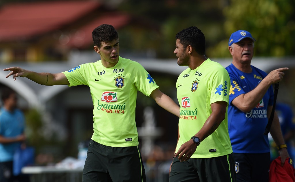 (L to R) Brazil's midfielder Oscar, forward Hulk and coach Luiz Felipe Scolari, take part in a training session at the Granja Comary training complex in Teresopolis, on June 26, 2014, during the 2014 FIFA World Cup in Brazil. AFP PHOTO / VANDERLEI ALMEIDA (Photo credit should read VANDERLEI ALMEIDA/AFP/Getty Images)