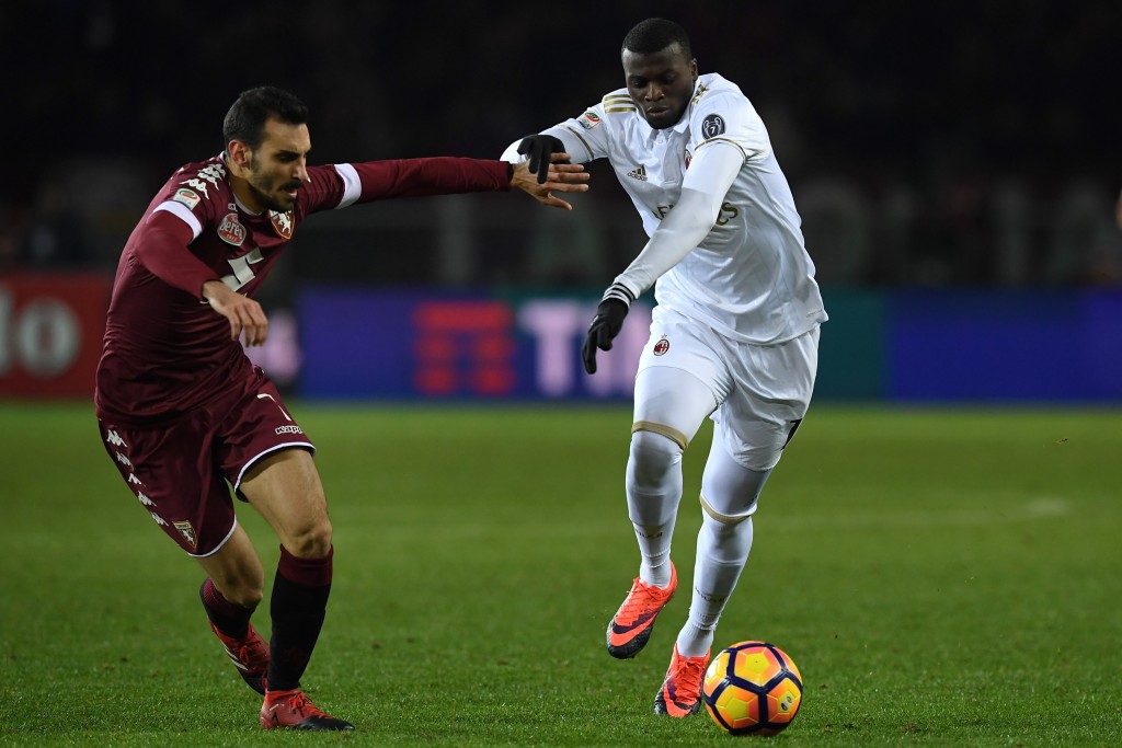 TURIN, ITALY - JANUARY 16: Davide Zappacosta (L) of FC Torino competes with Mbaye Niang of AC Milan during the Serie A match between FC Torino and AC Milan at Stadio Olimpico di Torino on January 16, 2017 in Turin, Italy. (Photo by Valerio Pennicino/Getty Images)