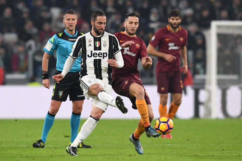 TURIN, ITALY - DECEMBER 17: Gonzalo Higuain (L) of Juventus FC is challenged by Konstantinos Manolas of AS Roma during the Serie A match between Juventus FC and AS Roma at Juventus Stadium on December 17, 2016 in Turin, Italy. (Photo by Valerio Pennicino/Getty Images)