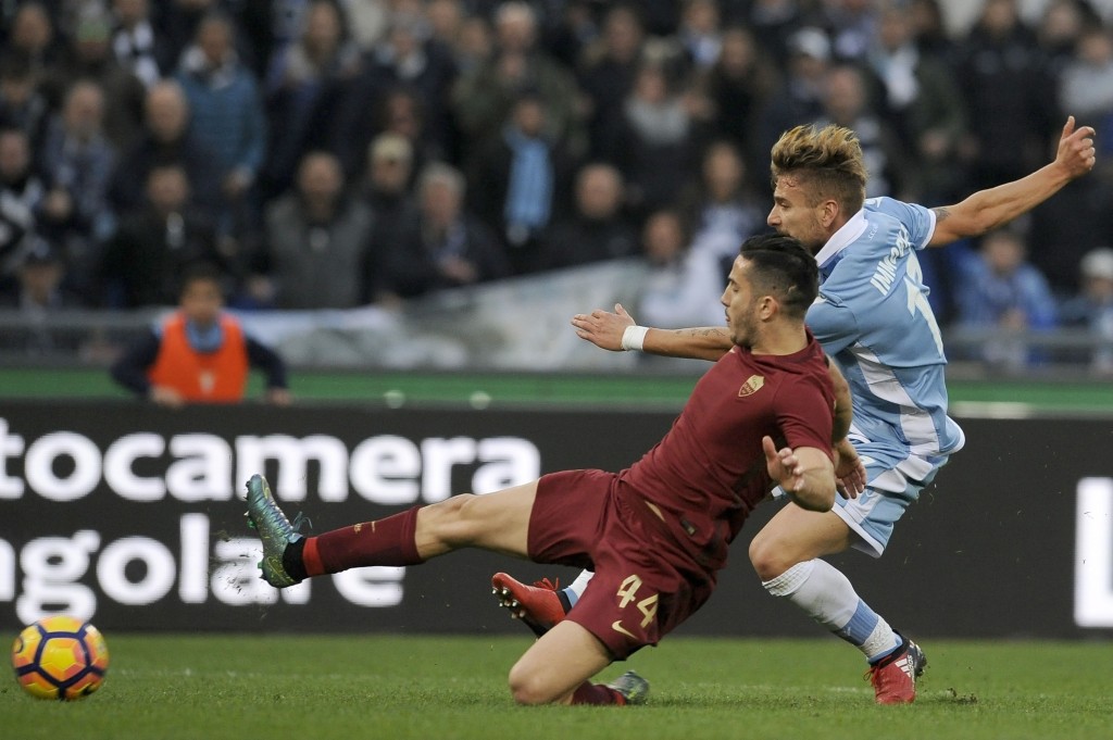 ROME,ITALY - DECEMBER 04: (L-R) Ciro Immobile of SS Lazio compete for the ball with Kostas Manolas of AS Roma during the Serie A match between SS Lazio and AS Roma at Stadio Olimpico on December 4, 2016 in Rome, Italy. (Photo by Marco Rosi/Getty Images)