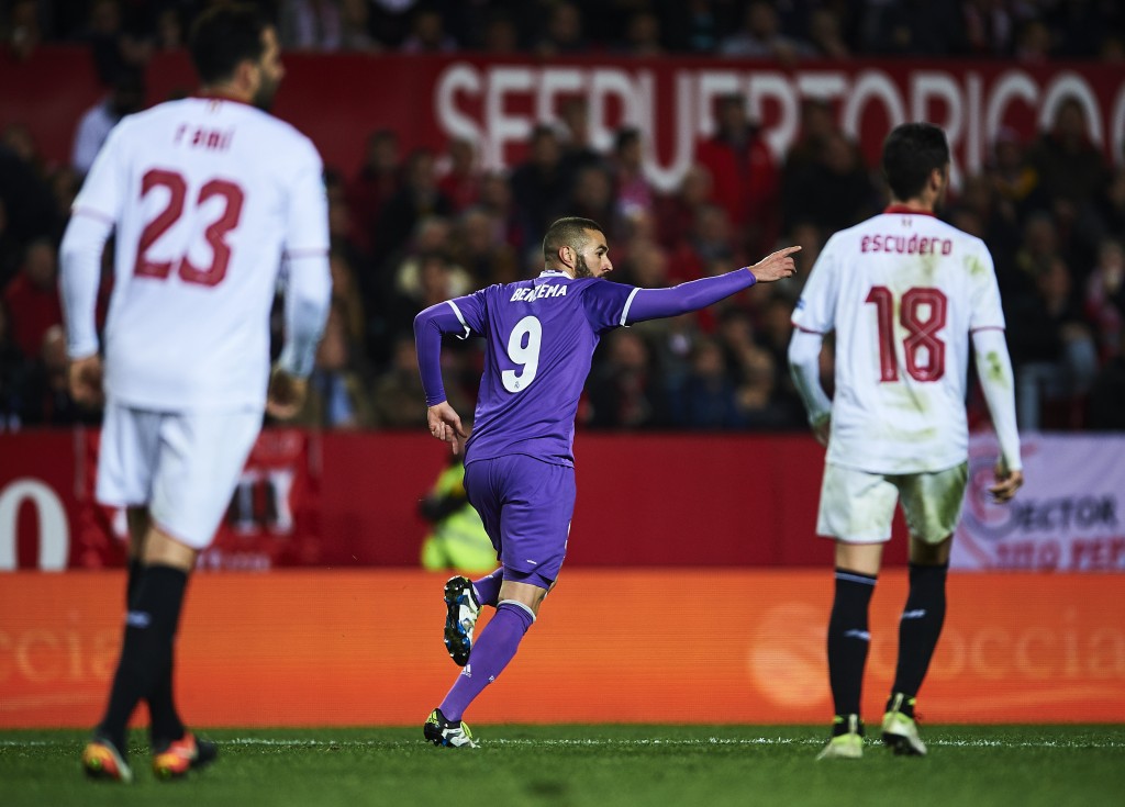 SEVILLE, SPAIN - JANUARY 12: Karim Benzema of Real Madrid CF celebrates after scoring the third goal of Real Madrid CF during the Copa del Rey Round of 16 Second Leg match between Sevilla FC vs Real Madrid CF at Ramon Sanchez Pizjuan stadium on January 12, 2017 in Seville, Spain. (Photo by Aitor Alcalde/Getty Images)