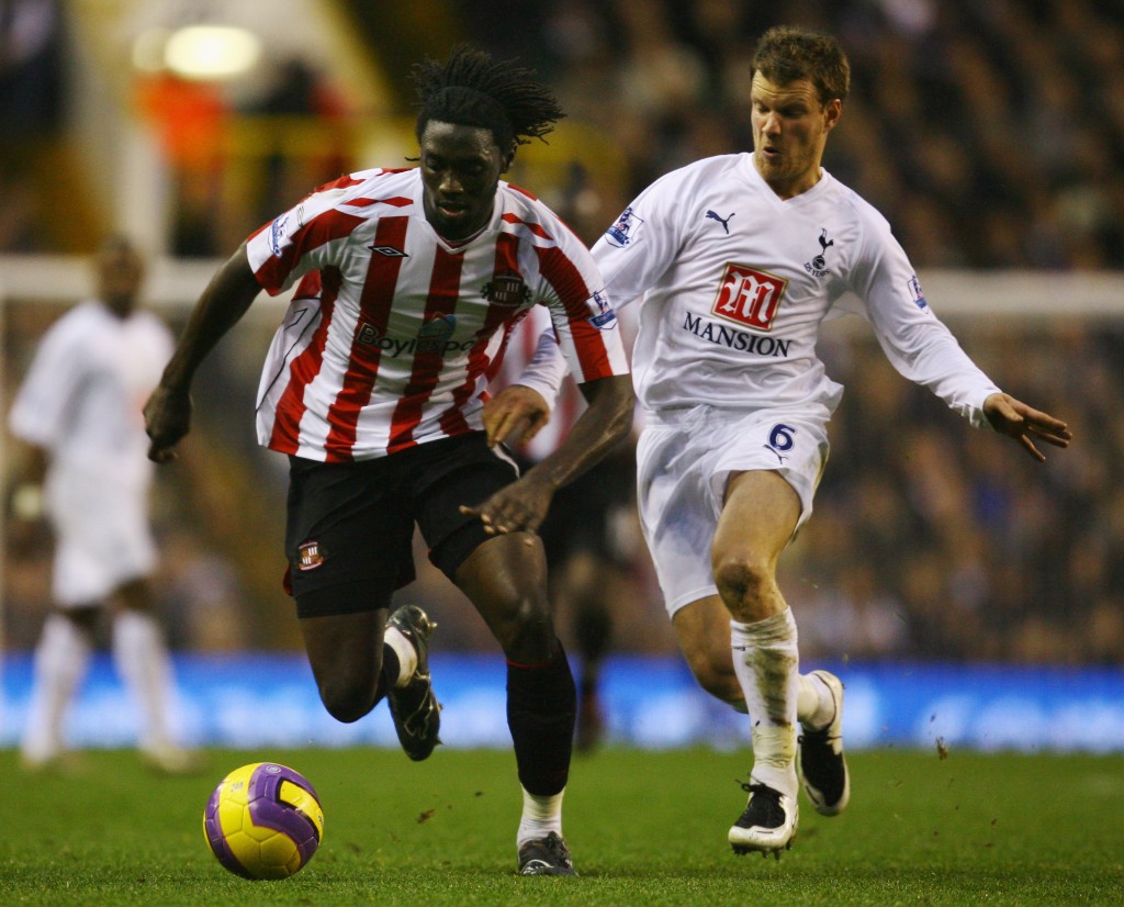 LONDON - JANUARY 19: Kenwyne Jones (L) of Sunderland holds off the challenge of Teemu Tainio (R) of Tottenham Hotspur during the Barclays Premier League match between Tottenham Hotspur and Sunderland at White Hart Lane on January 19, 2008 in London, England. (Photo by Shaun Botterill/Getty Images)