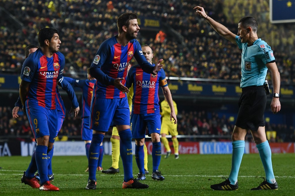 VILLARREAL, SPAIN - JANUARY 08: Luis Suarez (L) and Gerard Pique of FC Barcelona argue with the referee Ignacio Iglesias Villanueva during the La Liga match between Villarreal CF and FC Barcelona at Estadio de la Ceramica stadium on January 8, 2017 in Villarreal, Spain. (Photo by David Ramos/Getty Images)