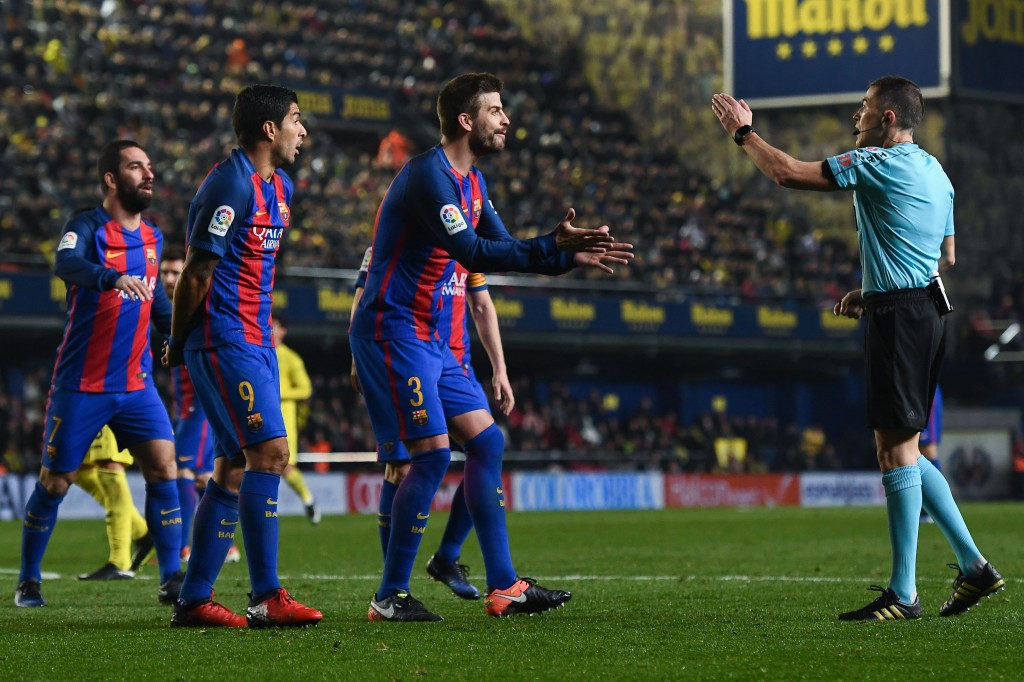 VILLARREAL, SPAIN - JANUARY 08: Luis Suarez (L) and Gerard Pique of FC Barcelona argue with the referee Ignacio Iglesias Villanueva during the La Liga match between Villarreal CF and FC Barcelona at Estadio de la Ceramica stadium on January 8, 2017 in Villarreal, Spain. (Photo by David Ramos/Getty Images)