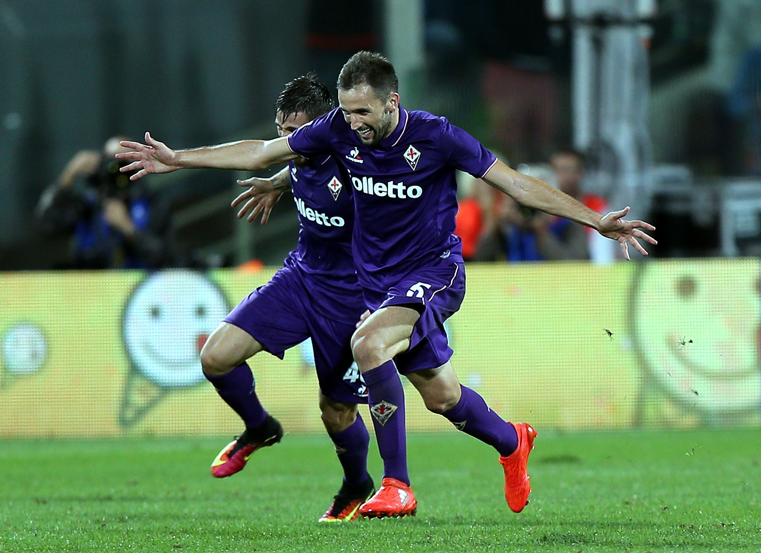 FLORENCE, ITALY - SEPTEMBER 18: Milan Badelj of ACF Fiorentina celebrates after scoring a goal during the Serie A match between ACF Fiorentina and AS Roma at Stadio Artemio Franchi on September 18, 2016 in Florence, Italy. (Photo by Gabriele Maltinti/Getty Images)