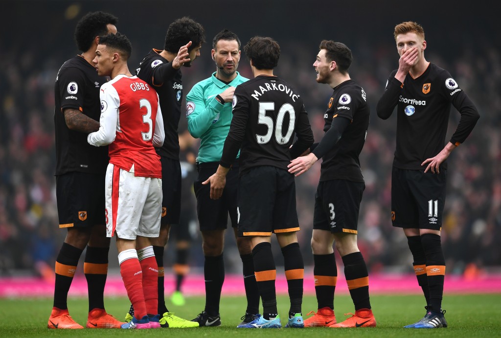 LONDON, ENGLAND - FEBRUARY 11: Lazar Markovic (3rd R) and Hull City players appeal to referee Mark Clattenburg after fouled by Kieran Gibbs of Arsenal during the Premier League match between Arsenal and Hull City at Emirates Stadium on February 11, 2017 in London, England. (Photo by Laurence Griffiths/Getty Images)
