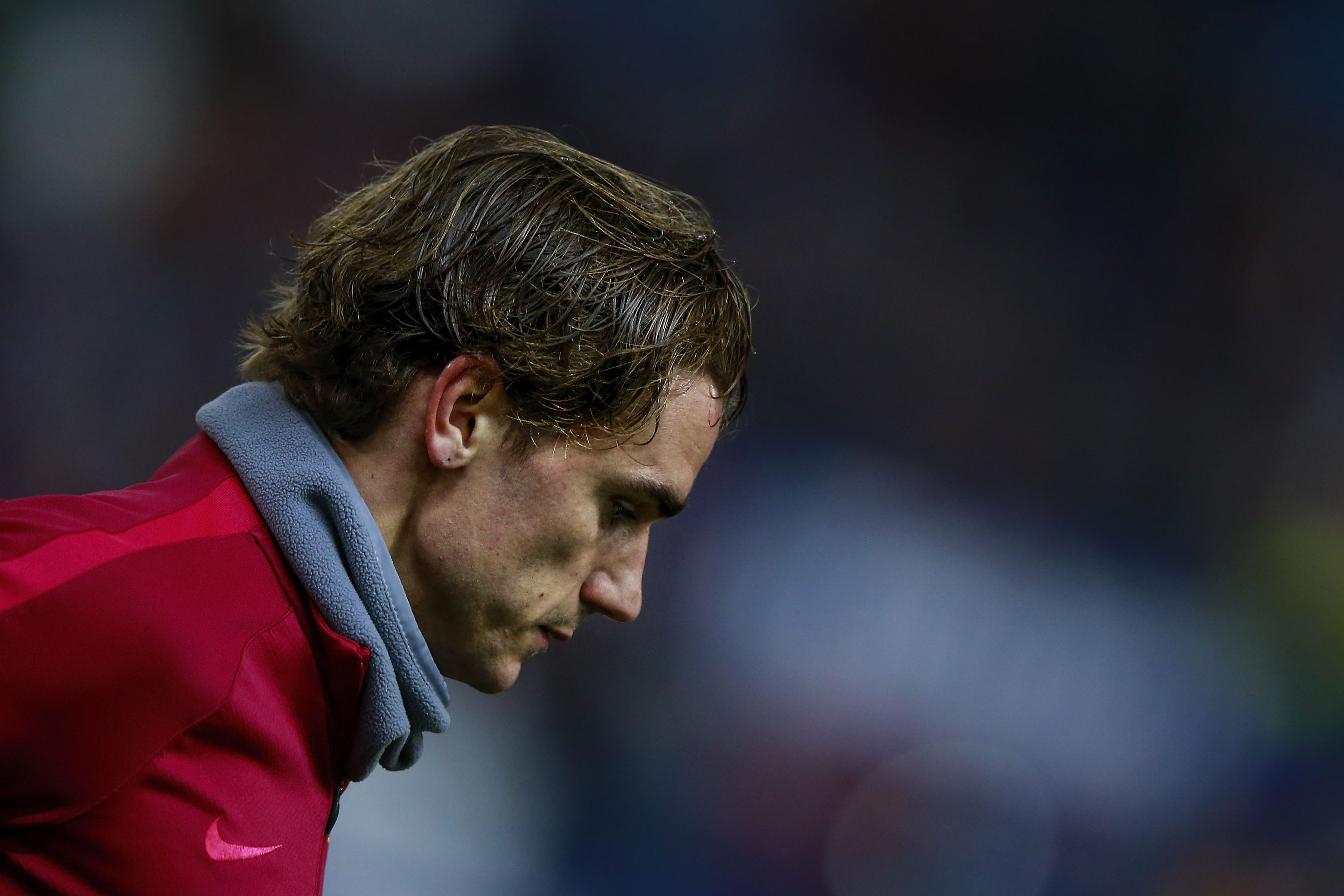 MADRID, SPAIN - FEBRUARY 01: Antoine Griezmann of Atletico de Madrid leaves the pitch after his warming up prior to start the Copa del Rey semi-final first leg match between Club Atletico de Madrid and FC Barcelona at Estadio Vicente Calderon on February 1, 2017 in Madrid, Spain. (Photo by Gonzalo Arroyo Moreno/Getty Images)