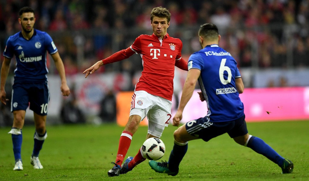 MUNICH, GERMANY - FEBRUARY 04: Thomas Mueller (L) of Muenchen and Sead Kolasinac of Schalke battle for the ball during the Bundesliga match between Bayern Muenchen and FC Schalke 04 at Allianz Arena on February 4, 2017 in Munich, Germany. (Photo by Lennart Preiss/Bongarts/Getty Images)