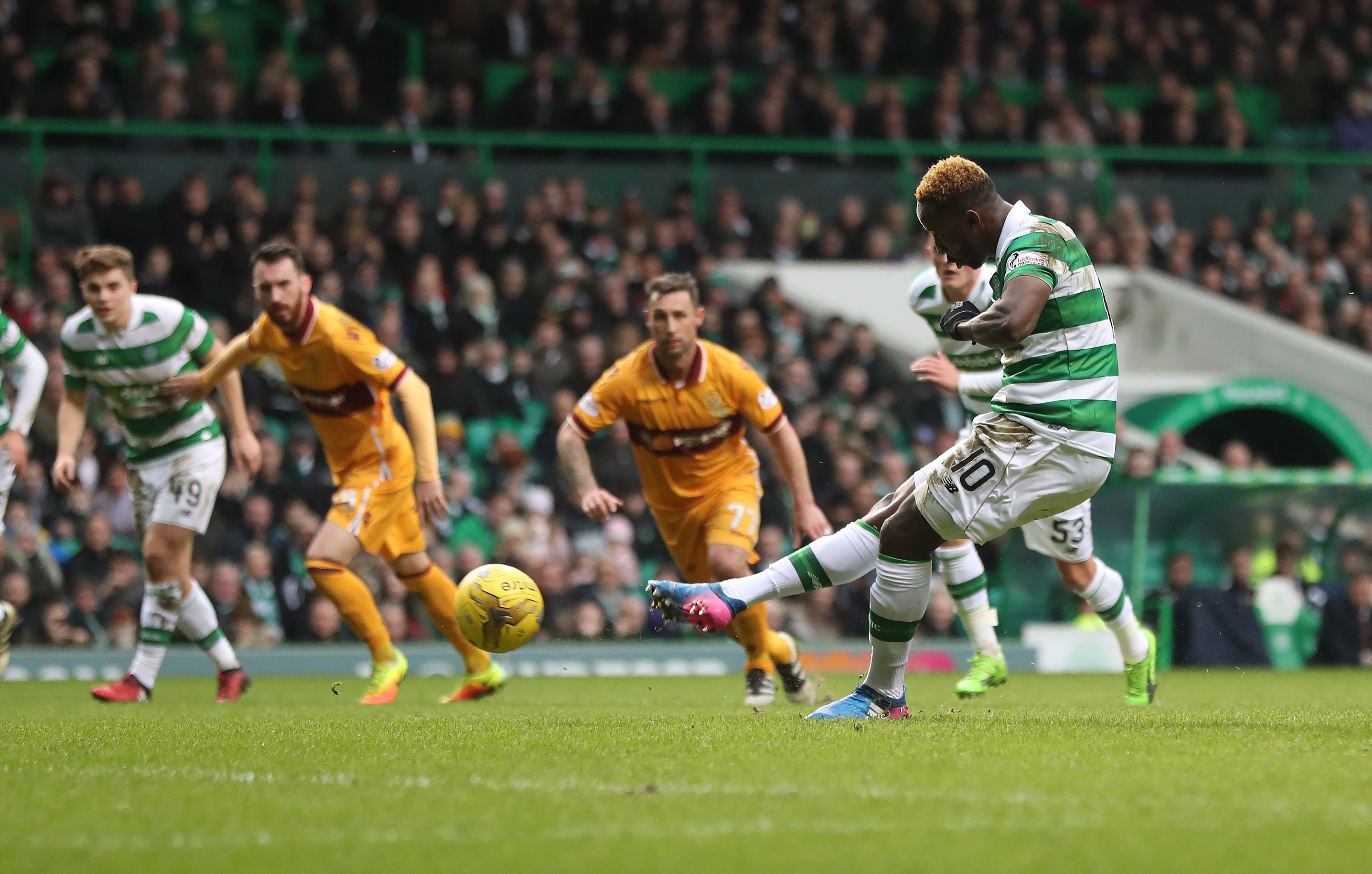 GLASGOW, SCOTLAND - FEBRUARY 18: Moussa Dembele of Celtic scores the opening goal from the penalty spot during the Ladbrokes Scottish Premiership match between Celtic and Motherwell at Celtic Park on February 18, 2017 in Glasgow, Scotland. (Photo by Ian MacNicol/Getty Images)