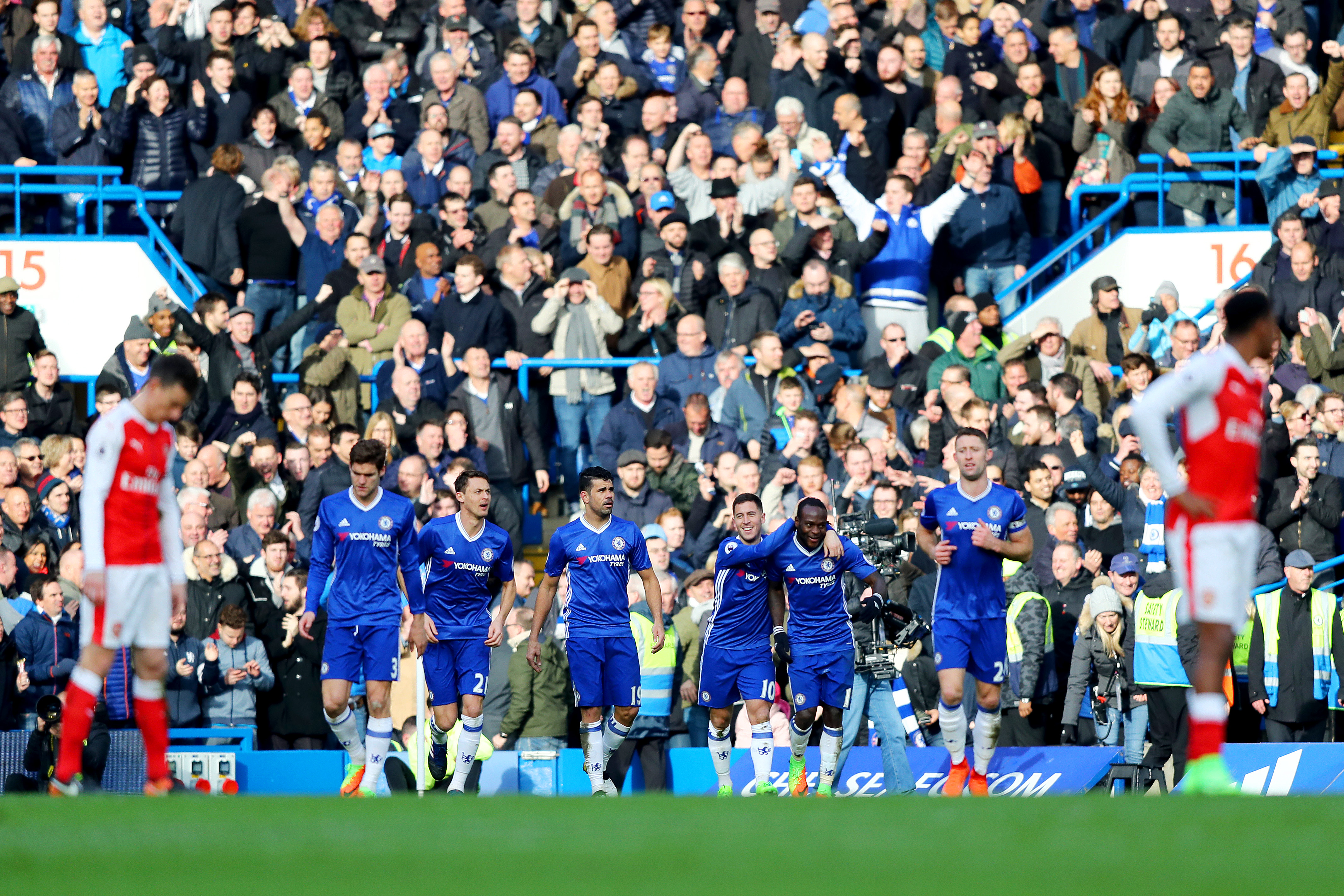 LONDON, ENGLAND - FEBRUARY 04: Eden Hazard of Chelsea celebrates with team-mates after scoring his team's second goal during the Premier League match between Chelsea and Arsenal at Stamford Bridge on February 4, 2017 in London, England. (Photo by Clive Rose/Getty Images)