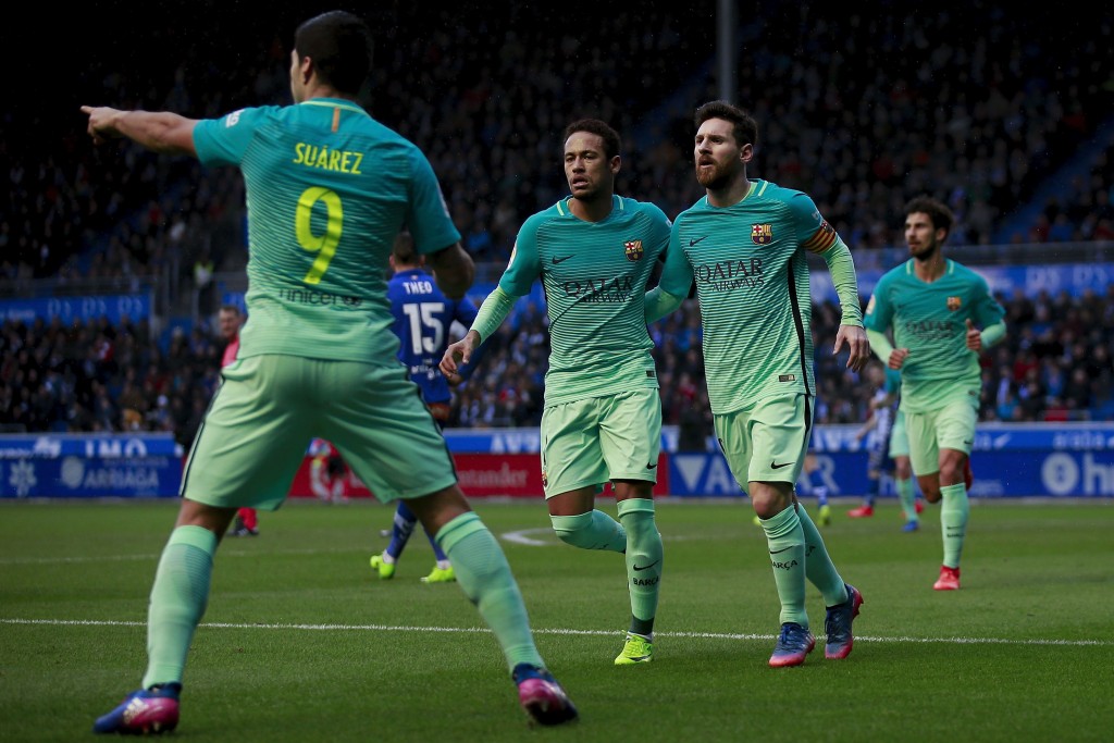VITORIA-GASTEIZ, SPAIN - FEBRUARY 11: Luis Suarez (L) of FC Barcelona celebrates scoring their opening goal with teammates Neymar JR. (2ndL) and Lionel Messi (R) during the La Liga match between Deportivo Alaves and FC Barcelona at Estadio de Mendizorroza on February 11, 2017 in Vitoria-Gasteiz, Spain. (Photo by Gonzalo Arroyo Moreno/Getty Images)