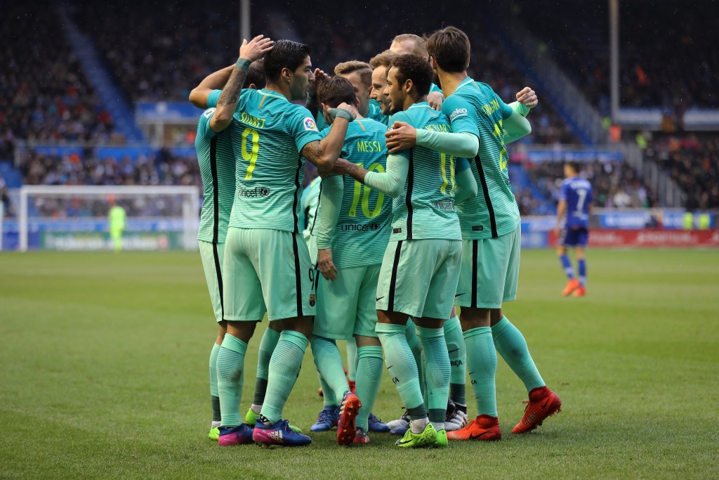 Barcelona's Uruguayan forward Luis Suarez (L) celebrates a goal with teammates during the Spanish league football match Deportivo Alaves vs FC Barcelona at the Mendizorroza stadium in Vitoria on Feburary 11, 2017. / AFP / CESAR MANSO (Photo credit should read CESAR MANSO/AFP/Getty Images)