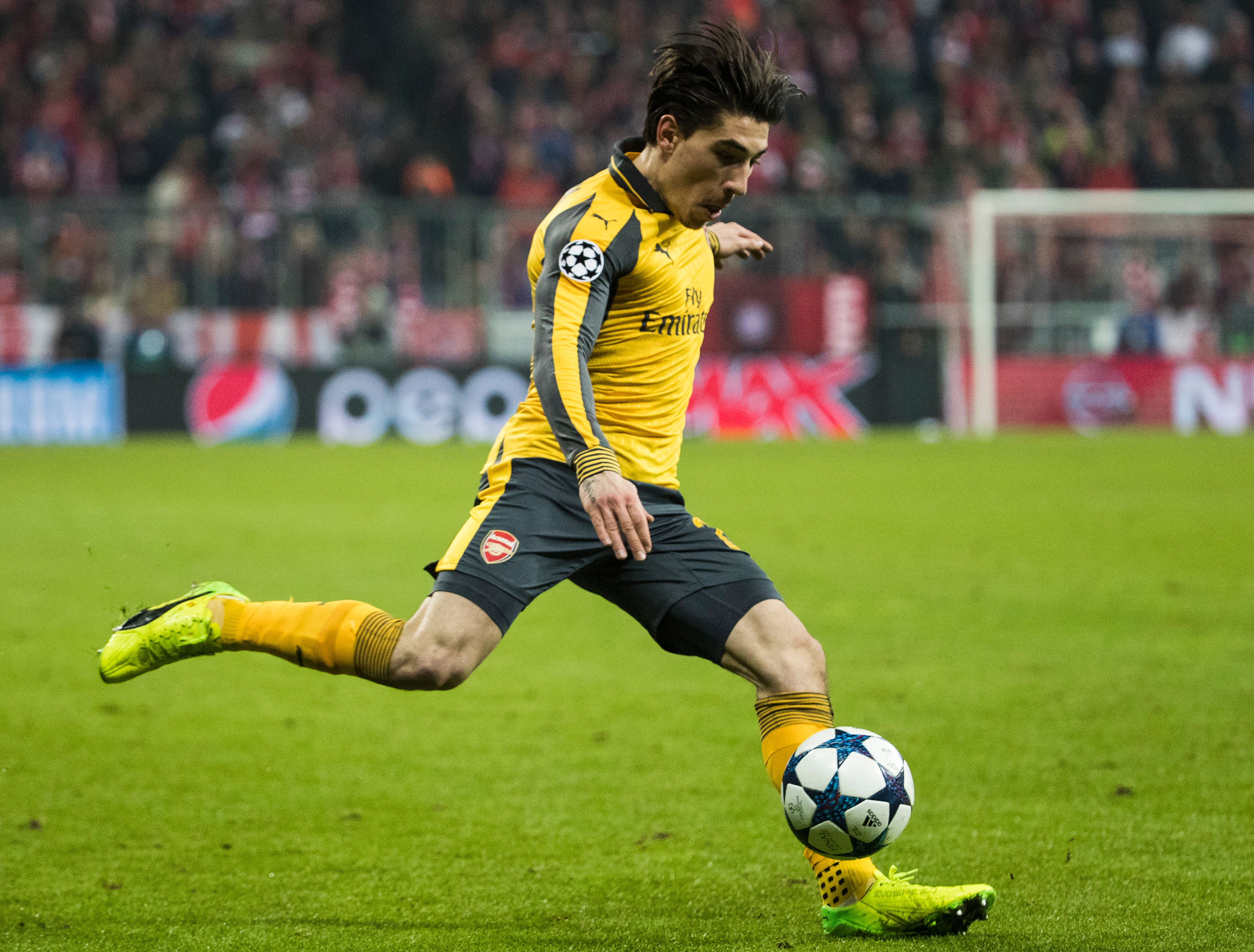 Arsenal's Spanish right back Hector Bellerin plays a cross during the UEFA Champions League round of sixteen football match between FC Bayern Munich and Arsenal in Munich, southern Germany, on February 15, 2017. / AFP / Odd ANDERSEN (Photo credit should read ODD ANDERSEN/AFP/Getty Images)