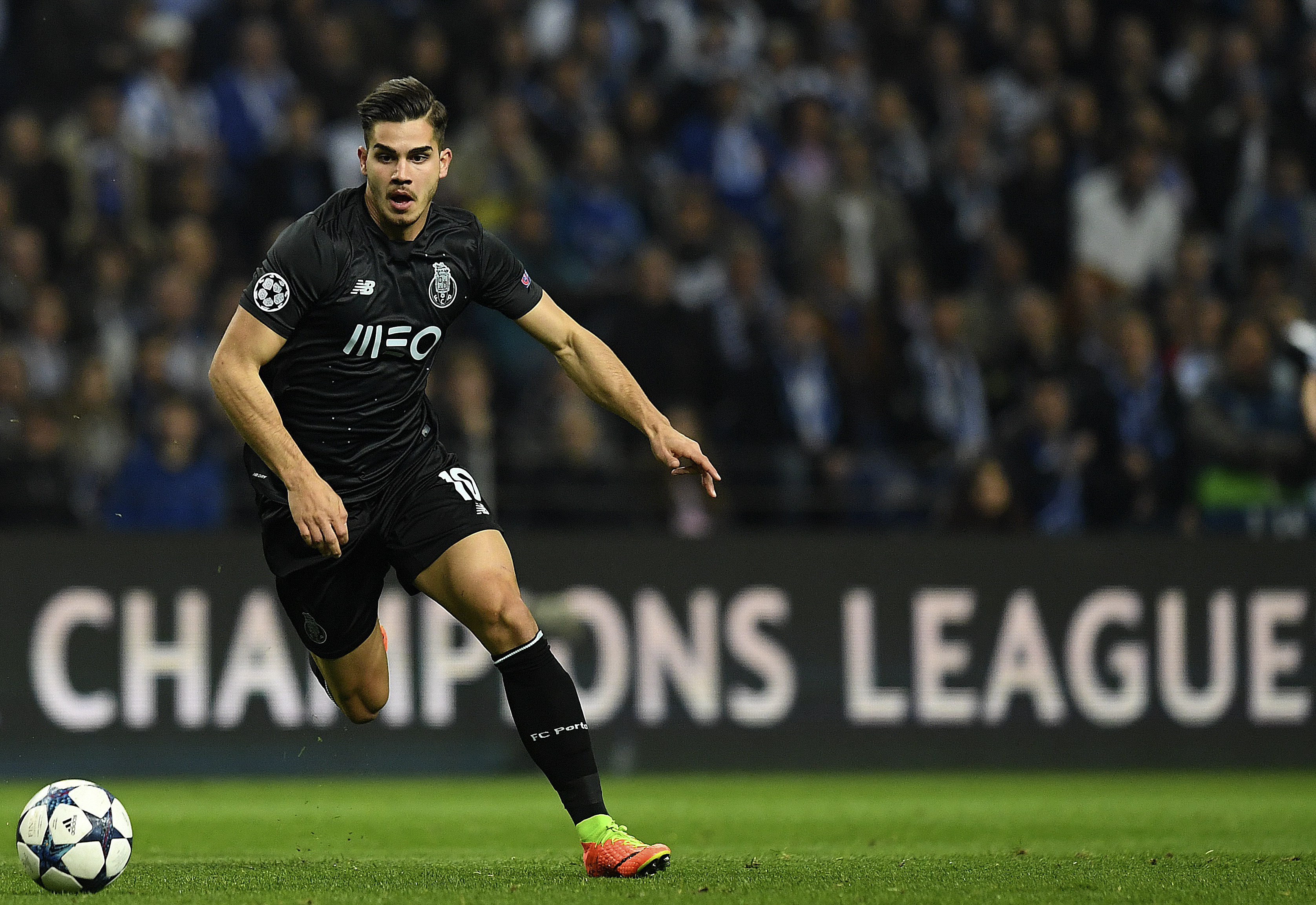 Porto's forward Andre Silva controls the ball during the UEFA Champions League round of 16 second leg football match FC Porto vs Juventus at the Dragao stadium in Porto on February 22, 2017. / AFP / FRANCISCO LEONG (Photo credit should read FRANCISCO LEONG/AFP/Getty Images)