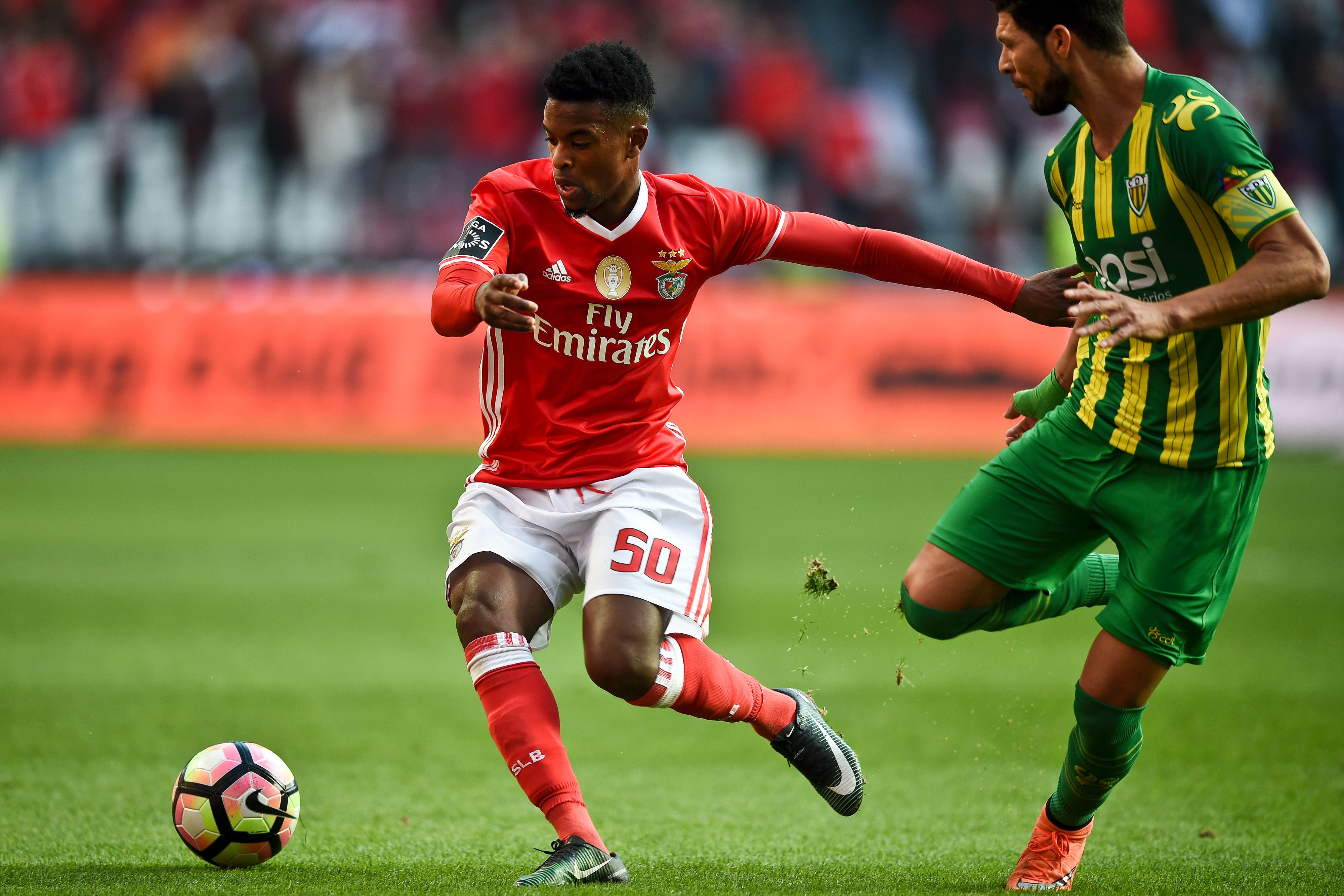 Benfica's defender Nelson Semedo (L) vies with Tondela's Brazilian defender Kaka da Silva (R) during the Portuguese league football match SL Benfica vs CD Tondela at the Luz stadium in Lisbon on January 22, 2017. / AFP / PATRICIA DE MELO MOREIRA        (Photo credit should read PATRICIA DE MELO MOREIRA/AFP/Getty Images)