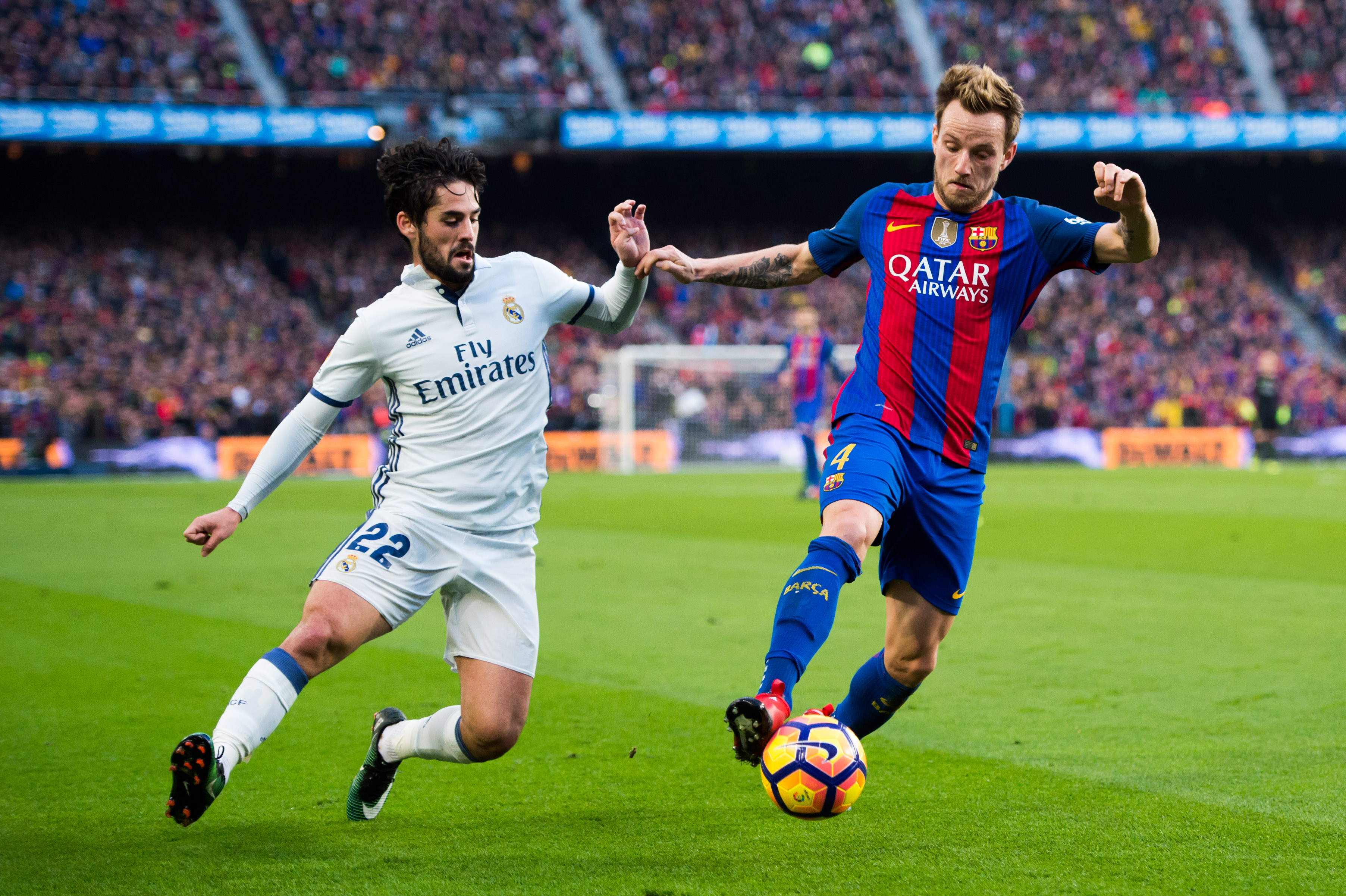 BARCELONA, SPAIN - DECEMBER 03: Francisco Alarcon 'Isco' (L) of Real Madrid CF and Ivan Rakitic (R) of FC Barcelona compete for the ball during the La Liga match between FC Barcelona and Real Madrid CF at Camp Nou stadium on December 3, 2016 in Barcelona, Spain. (Photo by Alex Caparros/Getty Images)