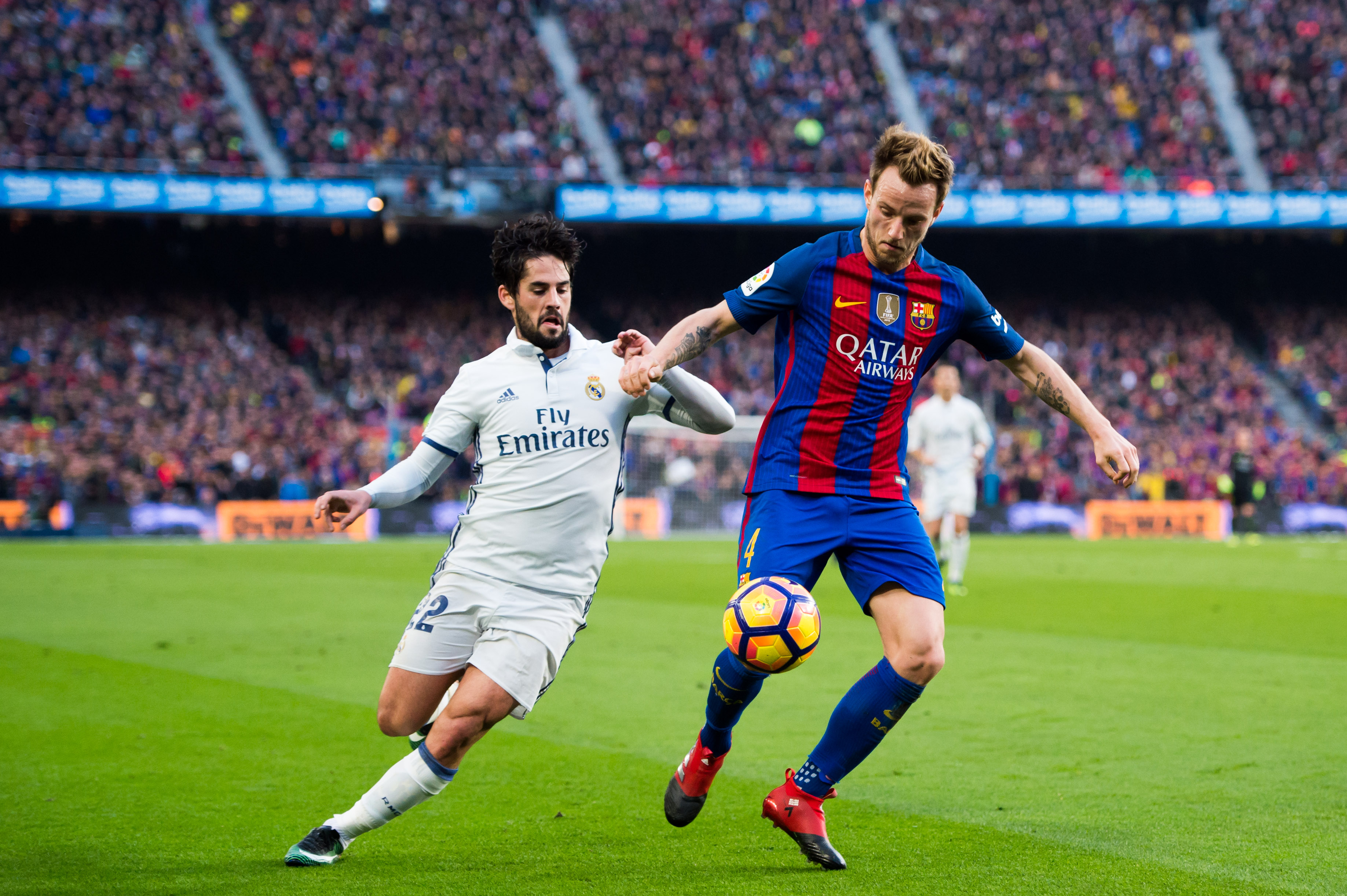 BARCELONA, SPAIN - DECEMBER 03: Francisco Alarcon 'Isco' (L) of Real Madrid CF and Ivan Rakitic (R) of FC Barcelona compete for the ball during the La Liga match between FC Barcelona and Real Madrid CF at Camp Nou stadium on December 3, 2016 in Barcelona, Spain. (Photo by Alex Caparros/Getty Images)