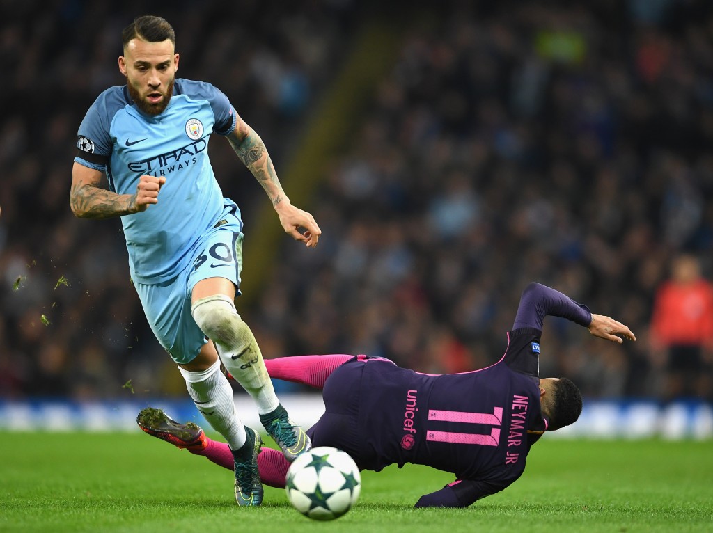 MANCHESTER, ENGLAND - NOVEMBER 01: Nicolas Otamendi of Manchester City holds off Neymar of Barcelona during the UEFA Champions League Group C match between Manchester City FC and FC Barcelona at Etihad Stadium on November 1, 2016 in Manchester, England. (Photo by Laurence Griffiths/Getty Images)