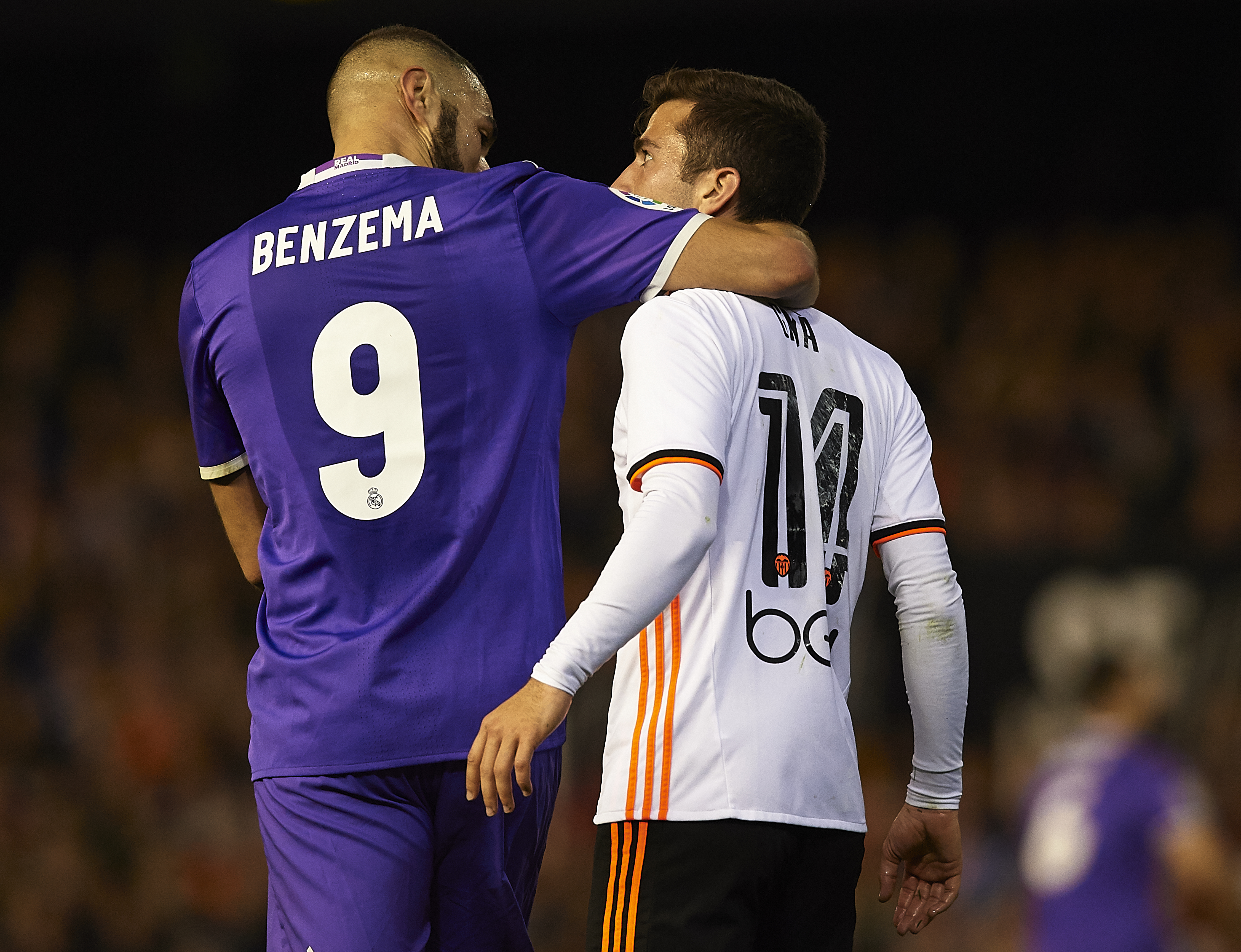 VALENCIA, SPAIN - FEBRUARY 22: Jose Luis Gaya of Valencia argues with Karim Benzema of Real Madrid during the La Liga match between Valencia CF and Real Madrid at Mestalla Stadium on February 22, 2017 in Valencia, Spain. (Photo by Manuel Queimadelos Alonso/Getty Images)