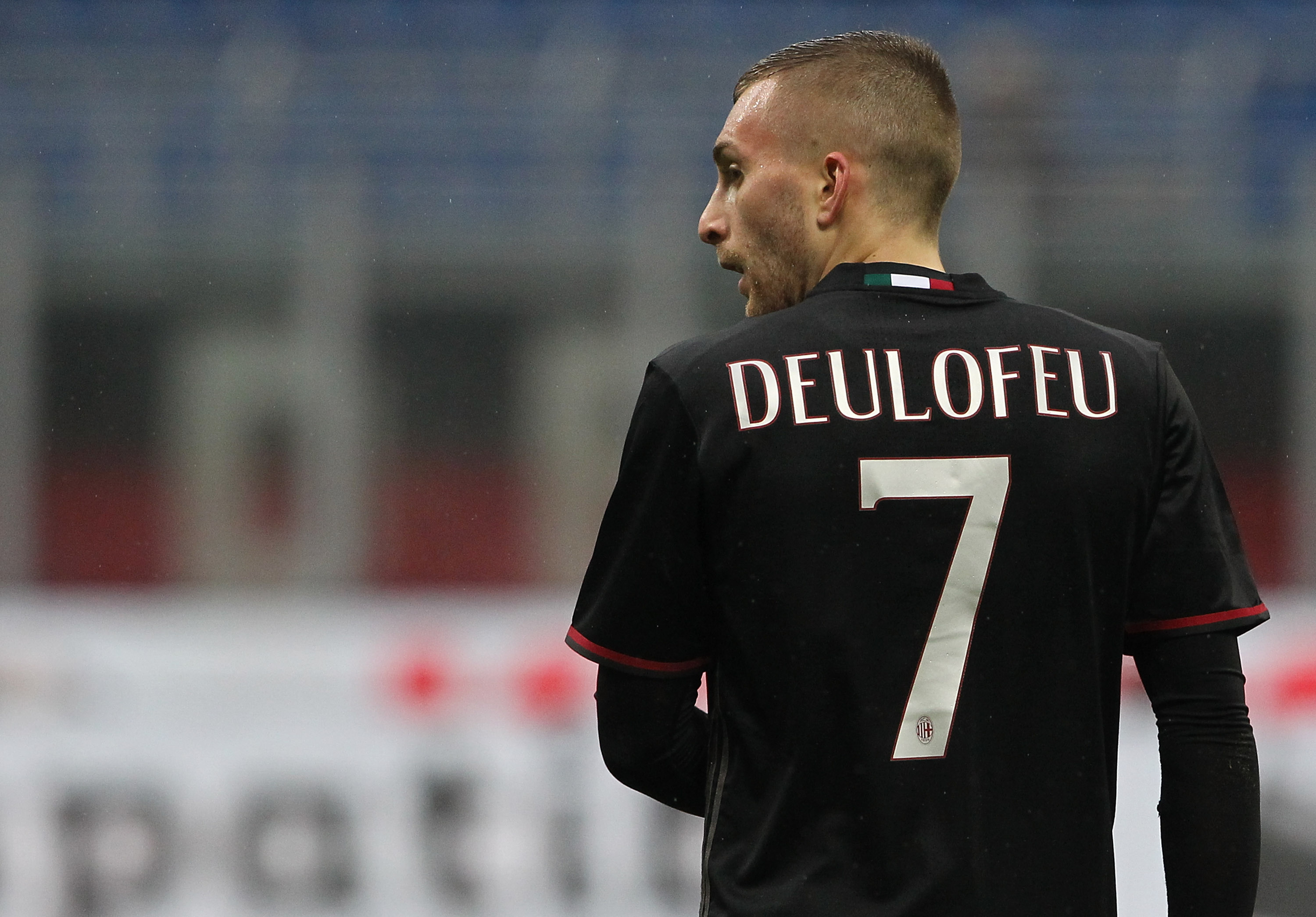 MILAN, ITALY - FEBRUARY 05:  Gerard Deulofeu of AC Milan looks on during the Serie A match between AC Milan and UC Sampdoria at Stadio Giuseppe Meazza on February 5, 2017 in Milan, Italy.  (Photo by Marco Luzzani/Getty Images)